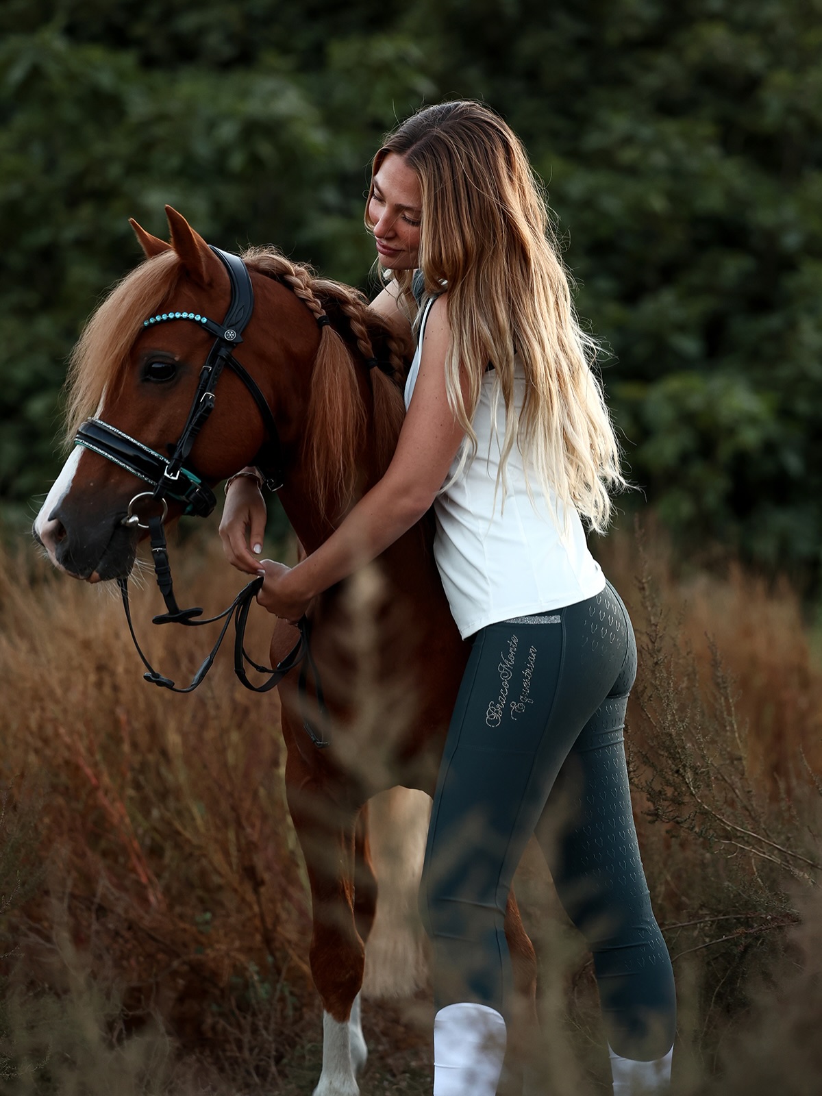 Verde que te quiero verde 💚 @evacalvachedressage y nuestro set Bling Bling de mangas cortas, listo para brillar esta temporada.
Green vibes only 💚 @evacalvachedressage in our short-sleeve Bling Bling set, ready to shine this season.
#dressage #equestrianfashionblogger #equestrianfashion #equestrian #equitacion