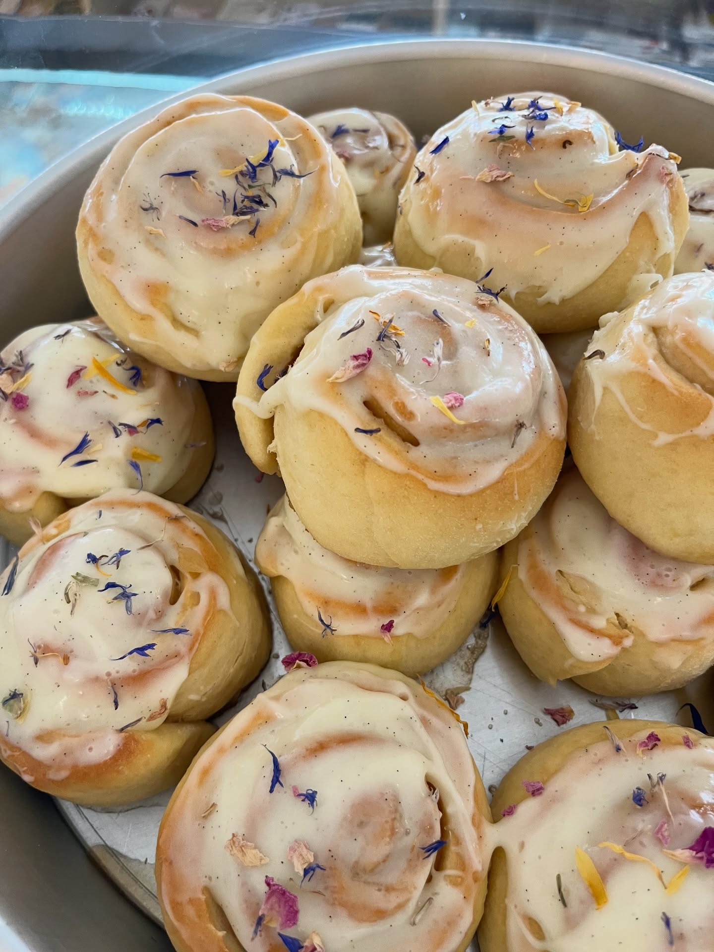 Frisch gebackene Hefe-Zimtschnecken: da startet der Sonntag doch gleich perfekt! #hefegebäck #zimtschnecken #brunswig1871 #stormarn #café