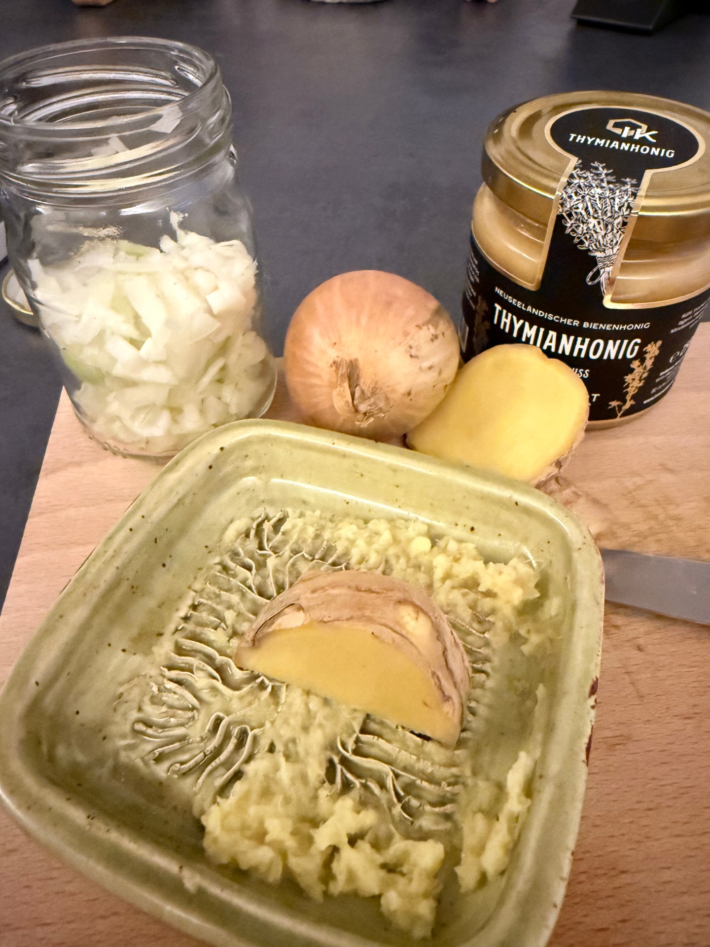 Zwiebel, Thymianhonig und geriebener Ingwer
Drei einfache Zutaten – aber voller Pflanzenstoffe.
Zwiebeln liefern das Flavonoid Quercetin, ein bekanntes Antioxidant.
Thymianhonig vereint die antioxidativen Pflanzenstoffe aus Thymian mit den natürlichen Enzymen und Polyphenolen aus Honig.
Ingwer bringt Gingerole mit – bioaktive Stoffe, die ebenfalls zu den antioxidativ wirkenden Pflanzenverbindungen zählen.
Antioxidantien helfen dem Körper dabei, freie Radikale auszugleichen, die unter anderem durch Stress, Umweltbelastung oder Infekte entstehen können.
Kein Wundermittel.
Aber eine kleine Mischung aus der Küche, die zeigt, wie viel Pflanzenkraft in einfachen Lebensmitteln steckt.
Ein Versuch ist es wert.
Kennst du das noch – oder hast du dein eigenes Hausmittel?