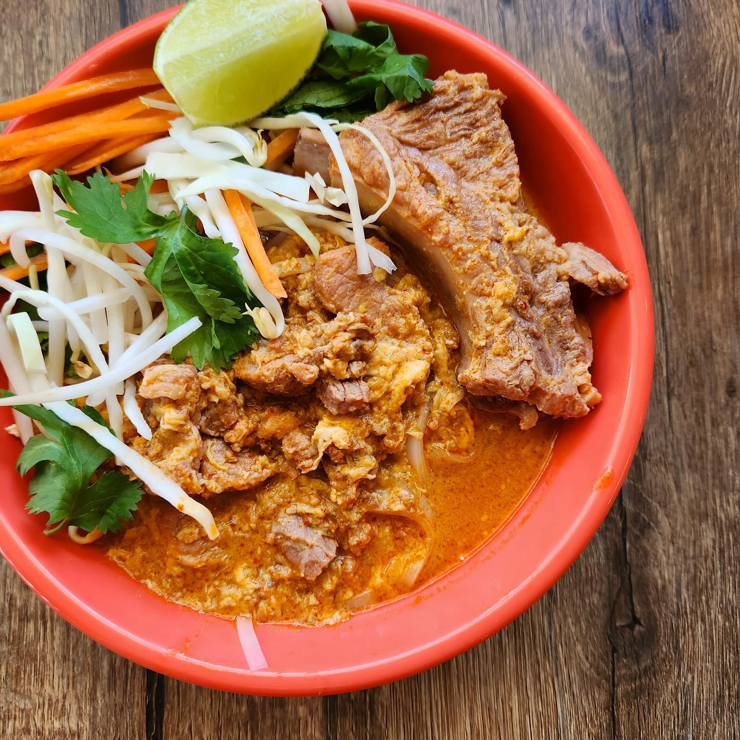 🍜 IT’S BAAAACK!
The highly anticipated return of the Mee Ka Tee. This dish has a following of its own and we couldn’t be more excited when we saw mom cooking up a batch in the morning. Rich, bold broth with a mild kick, rice noodles, ground pork, eggs and THIS version has a slow-cooked spare rib. Topped with a refreshing contrast of cabbage, bean sprouts, mint, cilantro and lime. This special always sells out and it’s available starting today.
.
.
.
#mkefoodie #sweetbasilmke #meekatee #milwaukeefoodie #milwaukeefoodscene #milwaukeespecials #noodles🍜 #wisconsinfoodie #midwestfoodie