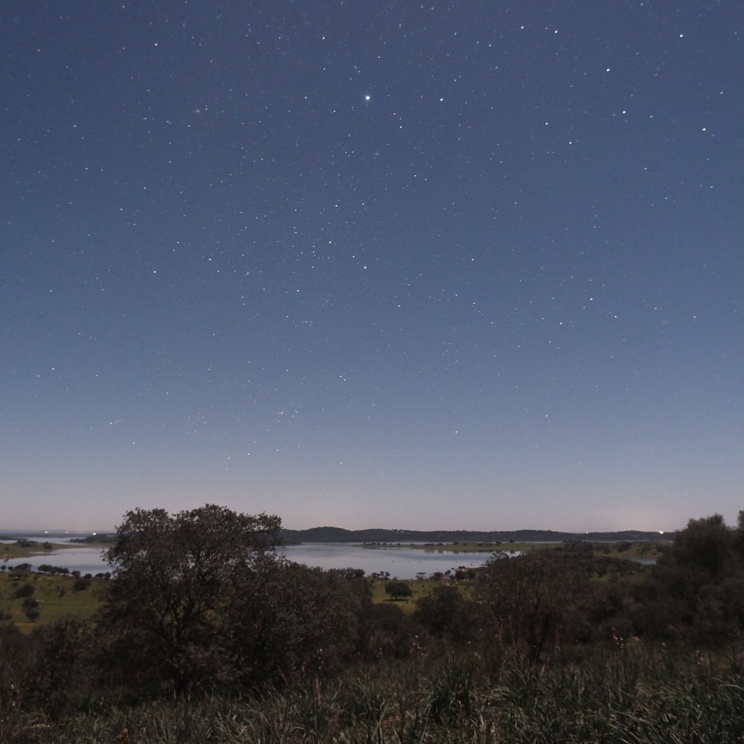O céu estrelado da reserva Dark Sky Alqueva, a primeira Starlight Destination do mundo, é o local ideal para iniciar a prática de Astrofotografia de Paisagem.
Data: 9 Maio 2026
Local: Montimerso SkyScape CountryHouse
The starry sky of the Dark Sky Alqueva reserve, the world’s first Starlight Destination, is the ideal place to start practicing Landscape Astrophotography.
Date: May 9, 2026
Location: Montimerso SkyScape Country House
#astrofotografia #astrophotografy #workshop #oficina #darkskyalqueva #landscape #paisagem #montimerso #montimersoskyscapecountryhouse #alqueva #monsaraz #alentejo #portugal