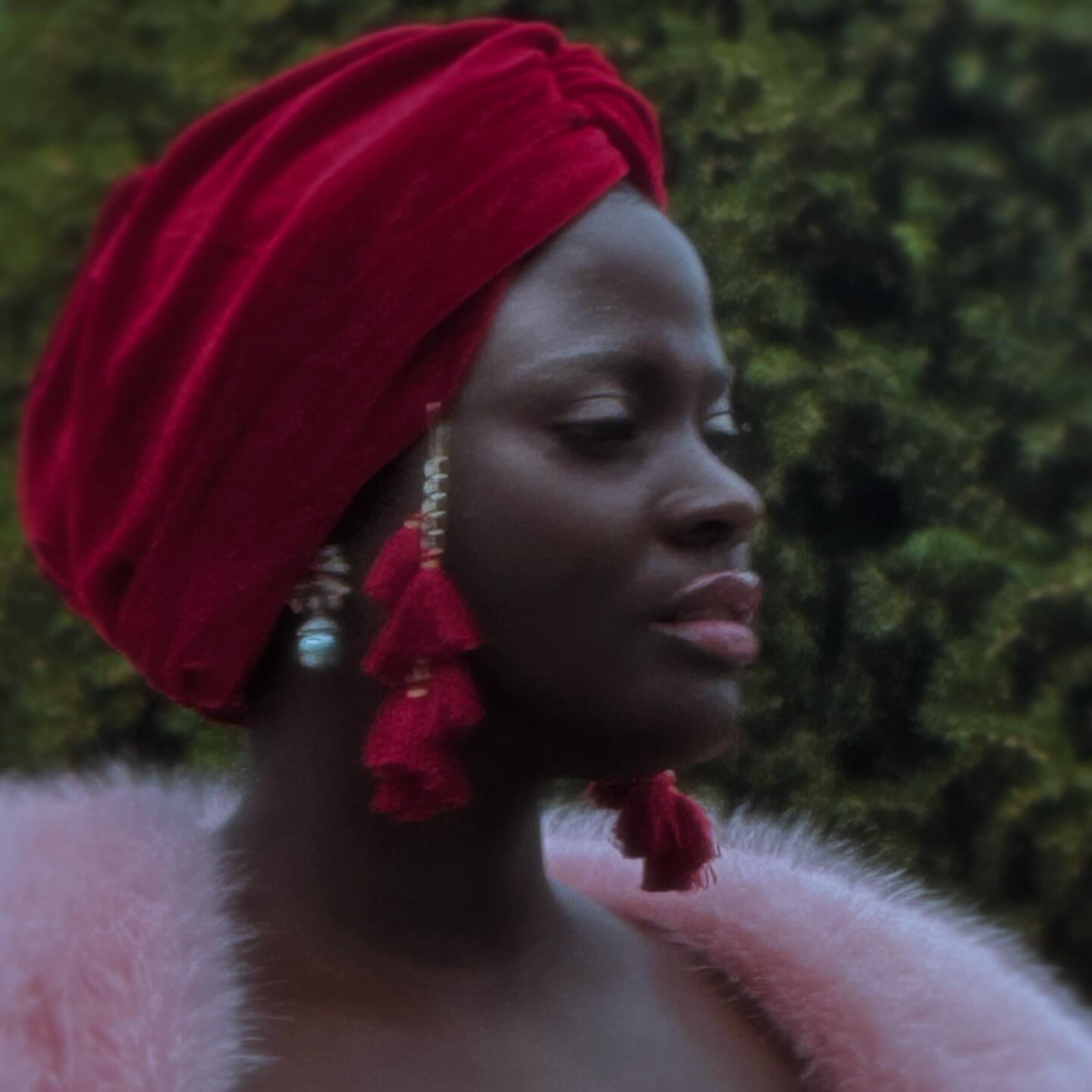 The Carter Club Turban Collection 💋
Welcome, Darling.
This isn’t about hiding the night before… it’s about arriving the morning after.
Our Bright Red , “A Kiss Before the Alibi” velvet turban is fire, flirtation, and old-Hollywood glamour wrapped into one unapologetic twist. Slip it on, step out, and let them wonder where you’ve been, and why you look so good doing it.
Because a Harlem Carter turban isn’t a cover-up.
It’s a crown.
Team
@loveharlemcarter
@chloejwhichello
@rachelbashabe
@mrssmithmands
#fyp #headwear #vintage #statementpiece #glamour