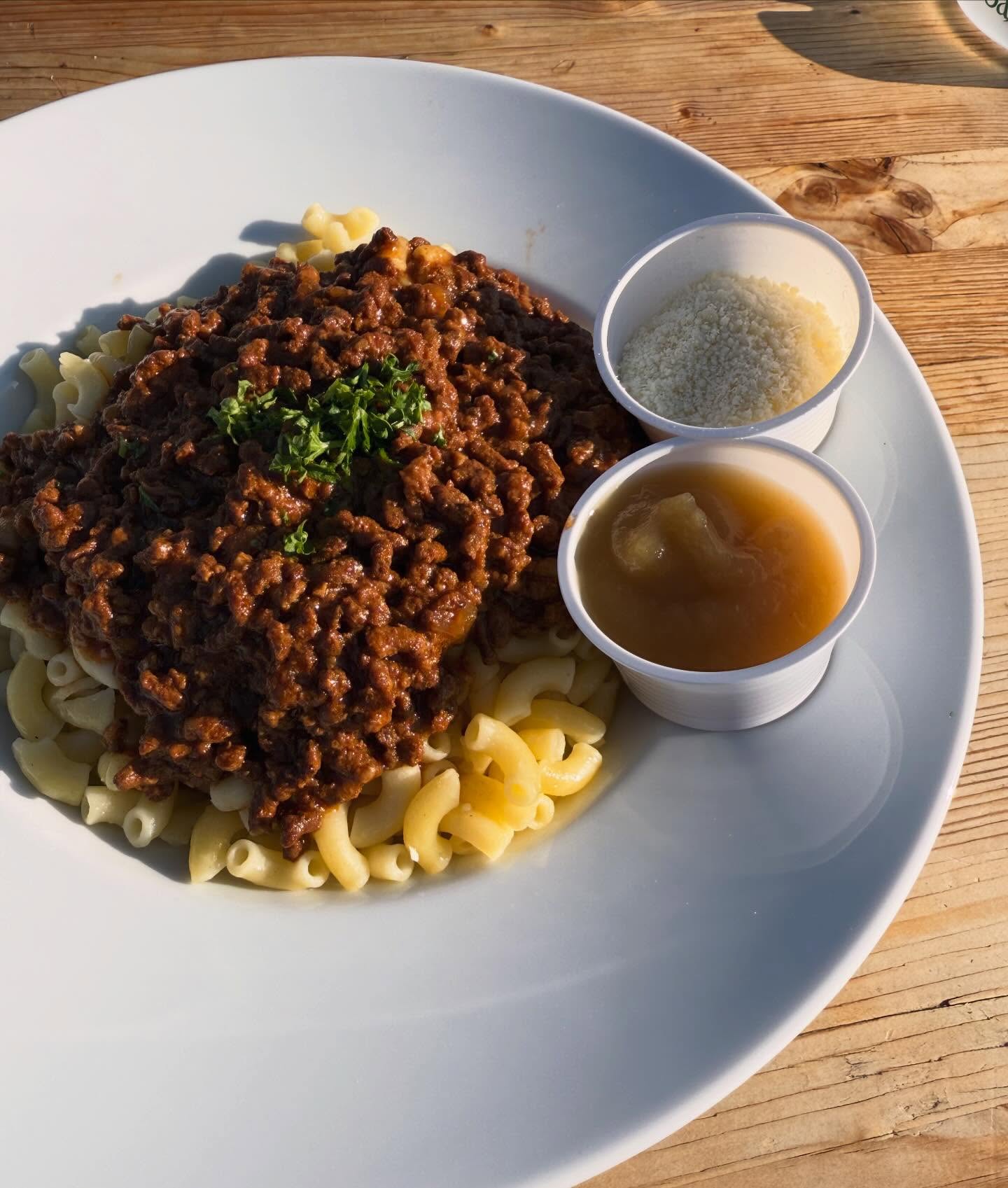 Kennst du diese Sprüche aus der Kindheit? 🤔
„Wenn du nicht aufisst regnet es morgen! Kein Dessert ohne Aufessen! Ohne Aufessen direkt ins Bett!“
Kinder erleben das Essen noch sehr intuitiv und spüren ganz genau was und wieviel sie brauchen. Klar sind sie wählerisch, aber dies ist ein natürlicher Prozess, um eigene Bedürfnisse und Lebensmittel kennenzulernen.
Wenn wir früh gezwungen werden, den Teller leer zu essen, übergehen wir die inneren Signale, die uns zeigen wann es genügt. Wir verlernen auf unser natürliches Sättigungsgefühl zu achten. Dies kann im erwachsenen Alter zu Essstörungen führen wie ständiges Überessen oder auch emotionales Essen 🍪🍫🍔
Das intuitive Essen nimmt im erwachsenen Alter stets ab. Wir werden konditioniert durch äussere Einflüsse, Lebensumstände, die Gesellschaft und Werbung. So entfernen wir uns mehr und mehr von unseren wahren Bedürfnissen.
Daher achte stets auch beim Essen darauf: was und wieviel brauche ich? Das Sättigungsgefühl zeigt sich erst nach 20 Minuten. Nimm dir Zeit und spüre rein ✨
#intuitivessen #sättigungsgefühl #ernährungspsychologie #ernährungsberatungzürich