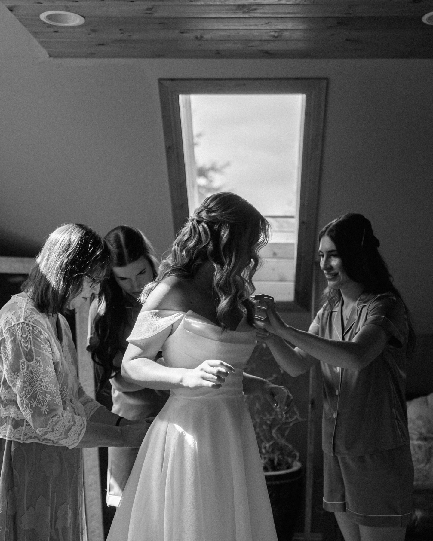 Beautiful moments getting ready for her big day 🤍 one of the many reasons I love Pine Creek is this stunning getting ready room!
Venue @eventsatpcn @pinecreekfarms
Florals @scatteredseedsaflowerfarm
Catering + bar @trailsendtaphouse
Photography @savannamarleephotography
Coordinating @town_and_country_weddings
Dresses @birdiegreyboutique
Wedding gown @lovelybride @lovelybrideseattle
DJ @completeweddingsseattle
Hmua @olgavikobeauty
#snohomishweddings #snohomishweddingphotographer #gardenwedding #monroewedding #washingtonweddingphotographer