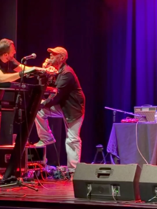 Obrigado às pessoas que nos foram ver e ouvir ao @ccbomsucesso, a Alverca.
Foi uma noite em família e, por isso, uma noite feliz.
E que alegria saber que a família vai ficar maior, que este foi a última vez em palco da @andreaverdugomusic antes de dar à luz uma menina, uma menina que merece um mundo todo para ser uma mulher por inteiro!
Obrigado ao Centro Cultural do Bom Sucesso por programar música original e ajudar a criar circuito, um autêntico símbolo de resistência nos dias que correm.
Um abraço ao nosso quinto elemento, o mágico do som @noliv777 , tão importante para que a nossa mensagem chegue nas condições ideais.
One love para o @bdjoyzimborabanda, que bela fusão a fazer jus à Margem Sul. Foi um prazer partilhar palco com vocês.
Por último (e muito importante) um agradecimento ao @joaoingram pela produção através da @altoneagency , estamos prontos para mais 🫡
Ps: Ainda há discos de vinil e CDs disponíveis (não muitos), manda DM, ou apanha-nos por aí como a Catarina e Mocho na fotografia 📸
Próximas datas anunciadas em breve!
GANA 🇬🇭 ✊