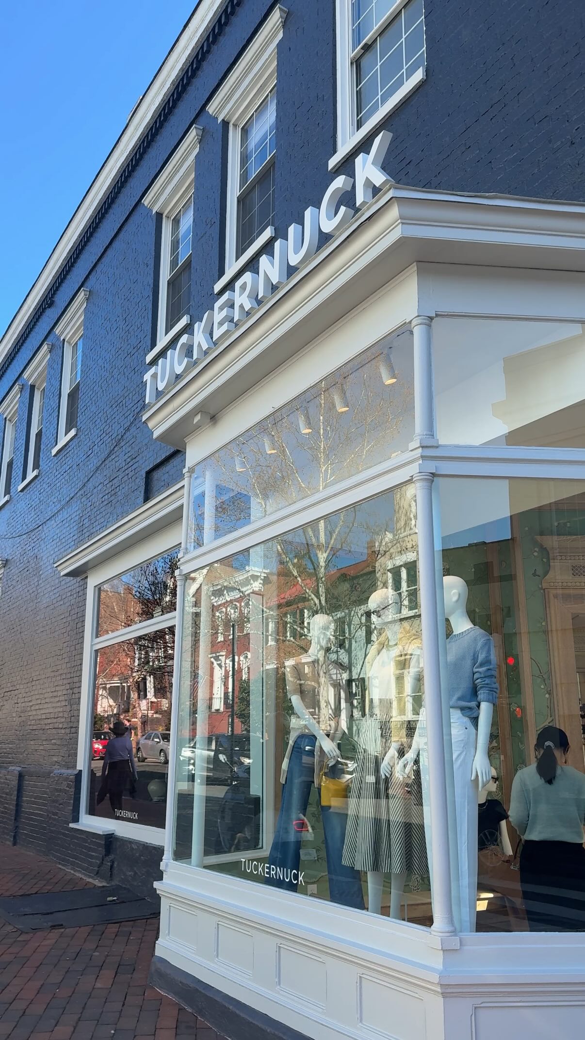 When it’s 70° and Tuckernuck’s flagship store opens, it’s a good day in Georgetown 😍 @tuckernuckdc
There new flagship location is open at 1267 Wisconsin Avenue NW. Limited hours today through Thursday. Grand opening on Friday, March 13th.
#tuckernuckdc #georgetowndc
