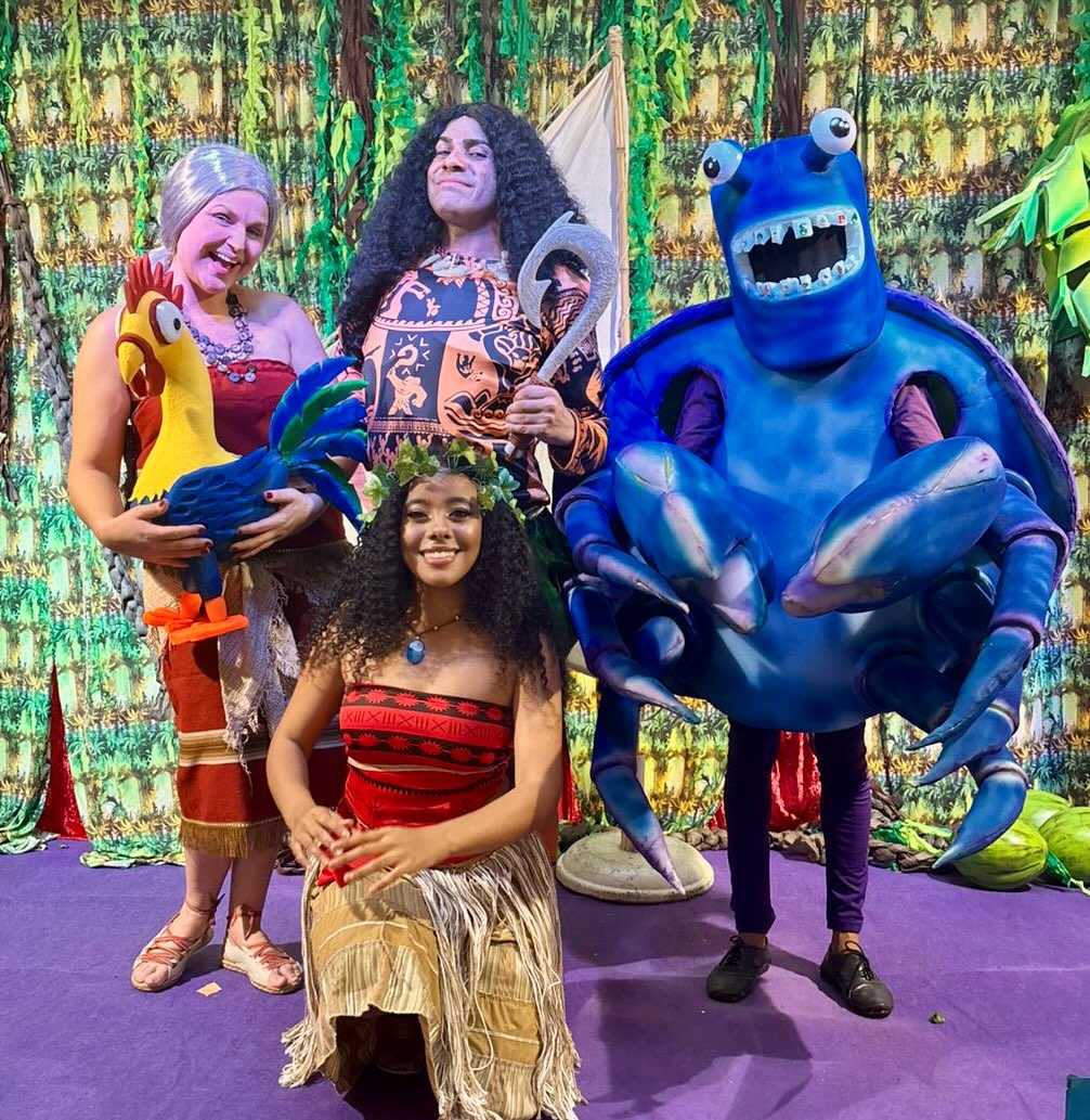 Estrear um espetáculo nunca é só sobre subir ao palco.
É sobre muitas mãos trabalhando juntas.
Dias de criação, costura, cola, tinta, cenário sendo construído pedaço por pedaço, figurinos ganhando vida, ensaios, risadas, cansaço… e muita dedicação.
Tudo feito com carinho, muito trabalho manual e muito amor pelo que fazemos.
E então chega o momento mágico:
as luzes acendem, a história começa… e a gente vê o sorriso no rosto de cada criança.
É ali que a gente lembra por que faz tudo isso.
Porque no fim, cada minuto vale a pena.
Vale cada noite sem dormir, cada ensaio, cada detalhe.
Nossa Moana finalmente navegou …e nesse próximo domingo 15 de março navegaremos as 15hs no @shopping.diadema ! Esperamos por vocês !
Com @hebert.freitas @lellisdaniel @eduardagiordano_ @davidazuoss
#ciacambaio
#moana
#moanateatro
#teatroinfantil
#spparacrianças