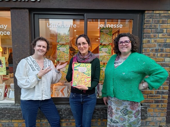 Hier, notre avons passé un très chouette moment avec @eva_chatelain à la librairie @livresducosnier de Bernay. Éva a fait une magnifique lecture dessinée et musicale de son dernier album « Le Carnet d’Élisa », a expliqué son travail, présenté ses instruments de musique et son amour des carnets puis a fait de belles dédicaces de ses deux albums. Merci à la libraire Gwennaëlle pour son accueil ! Sur la dernière slide, un petit souvenir de 2017: le croquis de mouche qui m’a fait craquer et qui a débouché sur « Gustave Mouche », paru en 2019 :) #letageredubas #evachatelain #lecarnetdelisa #gustavemouche #livrairieleslivresducosnier