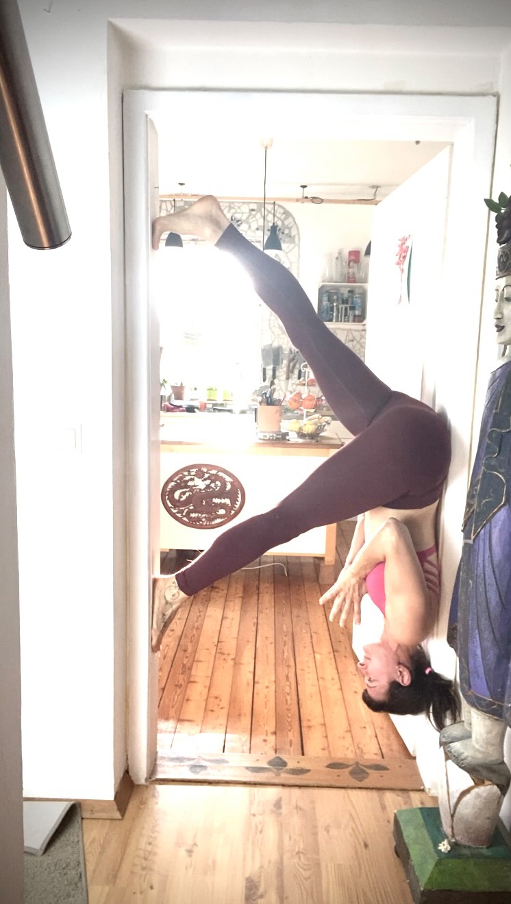 Fast hätte ich einen riesengroßen Fehler gemacht…
Ich war kurz davor, meine erste Yoga Ausbildung zu buchen, aber ich zögerte!
Ich war voller Selbstzweifel:
❓Bin ich bereit dafür?
❓Lohnt sich das?
Und fast hätte ich es wieder um ein Jahr nach hinten verschoben…🙈
Aber dann passierte etwas, das alles veränderte!
🤯Meine Beziehung brach auseinander.
🤨In der Arbeit war ich an einem absoluten Tiefpunkt angekommen.
Und dann las ich das Buch: If everything changes - change everything! (von N.D. Walsh.)
💡Und es hat tatsächlich mein Leben verändert.
Zum Besseren!
🐾Der erste Schritt dazu war meine erste Yoga-Ausbildung.
Jetzt über 13 Jahre später könnte ich nicht glücklicher sein über meine damalige Entscheidung und meinen Mut für einen Neuanfang!🦁
Jeden Tag bin ich dankbar für diesen Beruf, mit dem ich nicht nur mich selbst, sondern auch diese Welt zum Besseren verändern kann.
Eine Yogaklasse nach der anderen.🧘♀️
Komm und werde du auch Teil der FlyLight Yoga Familie! 💜
❣️Am 21. März 2026 ist die letzte Chance, einzusteigen in die Yoga Ausbildung Multi-Style im Hybrid Format in Wien.
Nächsten Samstag 21.3. findet das Modul „Asanas + Philosophie“ statt. Du kannst diesen Tag auch einzeln buchen und später anrechnen lassen.🤓
Kommentiere: 21.3.
Und ich schick dir einen € 30 Gutschein!