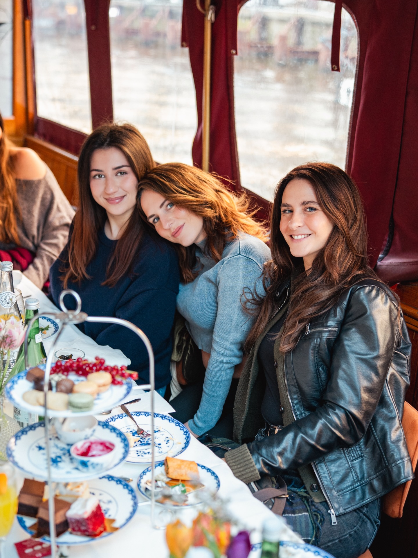 Bij Nora Maria Agency werken mannen en vrouwen samen aan hetzelfde doel, maar vandaag staan we even extra stil bij de vrouwen in ons team. Stuk voor stuk vrouwen met ambitie, creativiteit en de drive om hun eigen pad te volgen.
Vrouwen die hun ideeën durven uitspreken, kansen creëren en blijven groeien in wat ze doen.
Wat ze gemeen hebben? Ze gaan voor hun eigen dromen en laten zich niet tegenhouden.
Daar zijn we trots op. Vandaag en elke dag. 💗