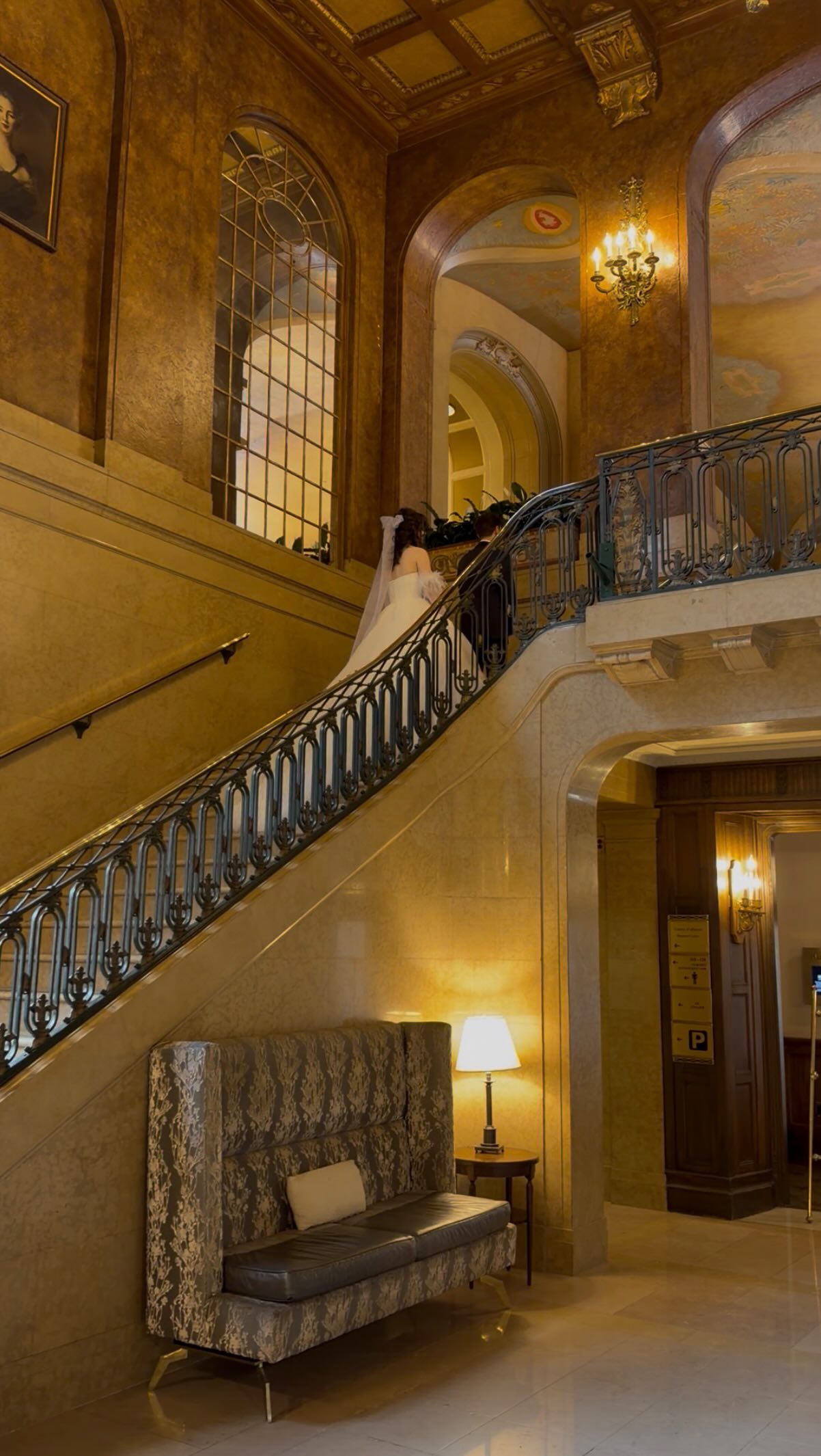 Il y a les moments que tout le monde voit.
La robe.
Les fleurs.
Les photos.
Et il y a tout ce qui se passe autour. ✨
La robe qu’on attache.
La traîne qu’on replace doucement.
Les souliers qu’on apporte.
Les boucles d’oreilles qu’on remet en place.
Le mascara qu’on essuie discrètement.
La petite fille d’honneur qu’on rassure.
Être planificatrice, pour moi, c’est être présente dans ces détails invisibles.
C’est prendre soin de la mariée pour qu’elle puisse vivre chaque moment sans se soucier du reste.
Parce que votre mariage devrait être exactement cela :
Une journée où vous vous sentirez reçus, attendus et pleinement présents.
— Marie-Eve xx🫶🏼
Collaboration magnifique avec ces fournisseurs 💫
Photographe : @jeffgagnonphoto
Lieu : @fairmontfrontenac
Fleurs : @fleurdeurope
Maquillage / coiffure : @stlaurentaveda
DJ / musique : @djkevinolsen
Aide à la coordination et créatrice de contenu : @audreypainchaud_xo