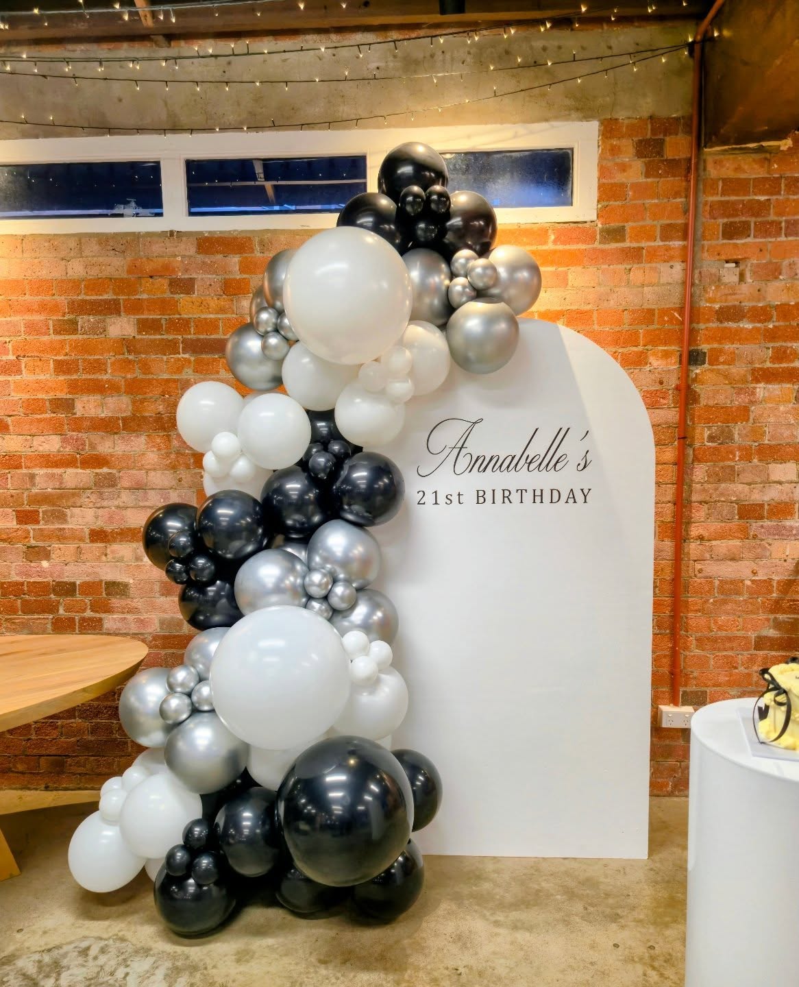 Annabelle's 21st Birthday 🤍🩶🖤
#blackandwhiteballoongarland #21stbirthday #brisbaneballoons #brisbane