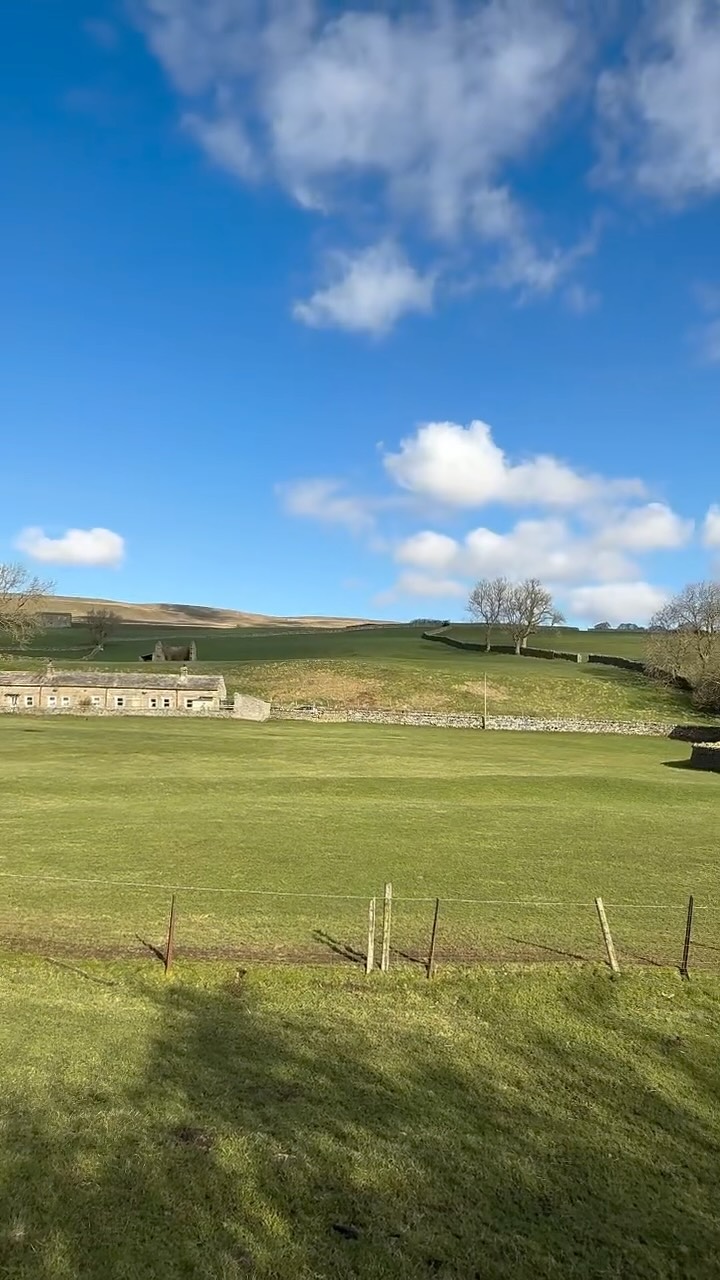 Join me on the most perfect weekend morning walk, to grab a ☕️ and 🧁 from the delightful @thebakewell.askrigg
Starting from Johnnies Cottage, wander across #bainbridge Green, and head towards @yorebridge_house (one of my favourites for a Sunday Lunch) 👌
After the bridge, you’ll spot a footpath on the right heading to Askrigg
Follow the river, walk with the sheep, keeping the road on your left hand side. Such peaceful walk that never gets old.
When you reach a small farm, it’s your cue to cross the road and head up towards St Oswald’s Church.
You’re now in Askrigg.
@thebakewell.askrigg is jn the Main Street on your left hand side. Their blonde bakes are immense and I can honestly say, the best coffee in the Dales. You can also pick up a takeaway dinner from the homemade frozen food selection.
In spring and summer months, it’s also the perfect place to grab a picnic too. They prepare an afternoon tea box for 2, including sandwiches, homemade sausage rolls, cakes, quiche of the day.
And with their selection of jams, sourdoughs and gifts, it’s hard to leave empty handed.
This is my perfect Sunday morning ❤️
#coffee #sundaywalks #supportlocal #yorkshiredales