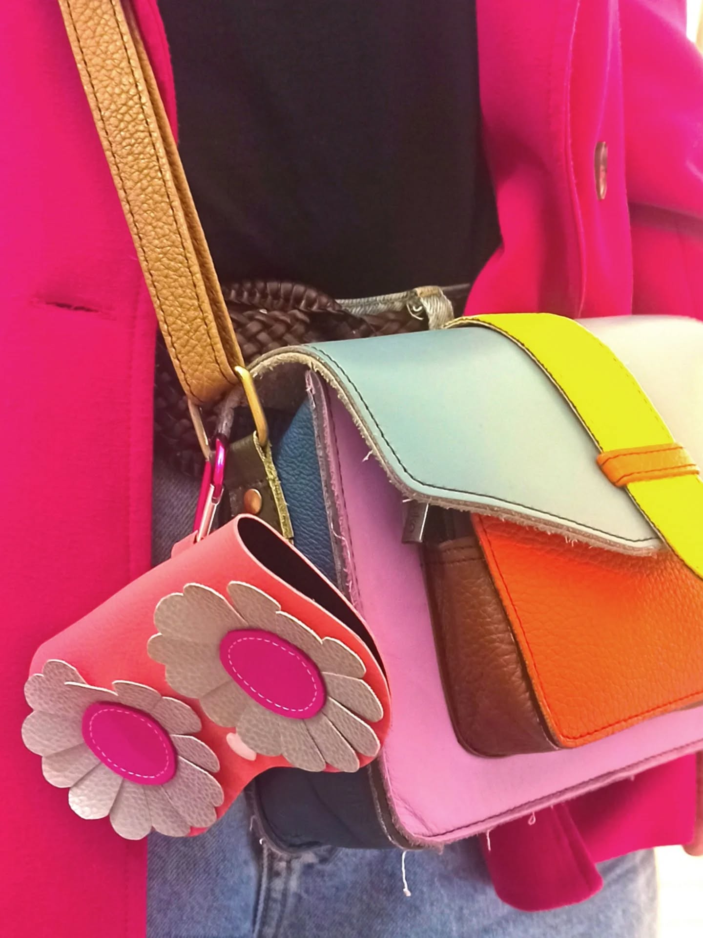 Si vous voulez voir la vie en rose j'ai ce qu'il vous faut 😜
- un étui à lunettes flower power qui vous suivra partout et en toute fantaisie (100% fait main dans mon petit atelier avec des matières upcyclées)
- des pin's pour orner vos plus belles tenues !
- des boucles d'oreilles en veux tu en voilà
°°°
#rose #creation #pinkmood #faitmain