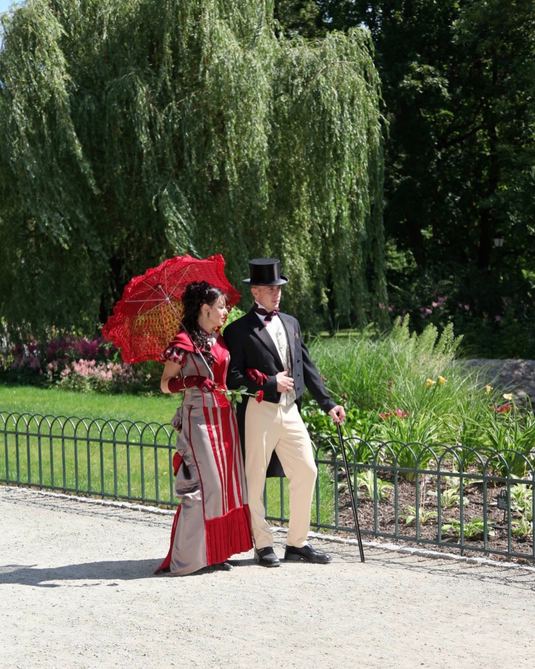 Brangus skaitytojau, sklinda gandai, kad šį sezoną „Tėja“ salone kiekviena dama ir džentelmenas gali tapti tikra aukštuomenės pažiba... ✨
Kas sakė, kad aristokratiškas gyvenimas liko tik istorijos puslapiuose?
Užsukite į „Tėja“ saloną ir patirkite savo Bridgerton akimirką. ✨