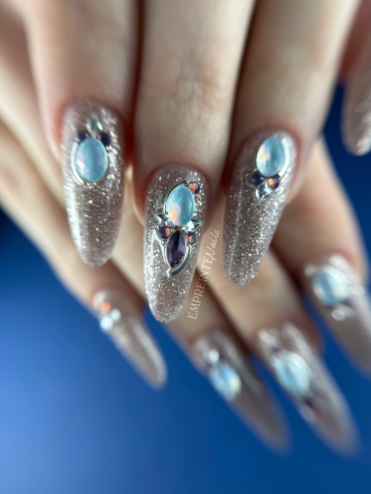 ✨ Une pose élégante et lumineuse ✨
Pour cette réalisation, j’ai utilisé le gel “Fancy Steel” de @shoplilicreuk , et je dois dire que c’est vraiment l’un de mes préférés. Sa finesse et ses micro-paillettes apportent un effet chic, lumineux et très élégant qui sublime parfaitement la forme de l’ongle.
Pour ajouter une touche encore plus précieuse à cette pose, j’ai choisi de travailler avec les magnifiques strass de chez @marieevemongeaunails . Leur brillance et leurs reflets viennent parfaitement compléter ce gel et donnent à la pose ce petit côté bijou que j’adore.
Un mélange de douceur, de brillance et d’élégance… exactement le type de pose que j’aime réaliser et porter. ✨💎
Qu’en pensez-vous ?