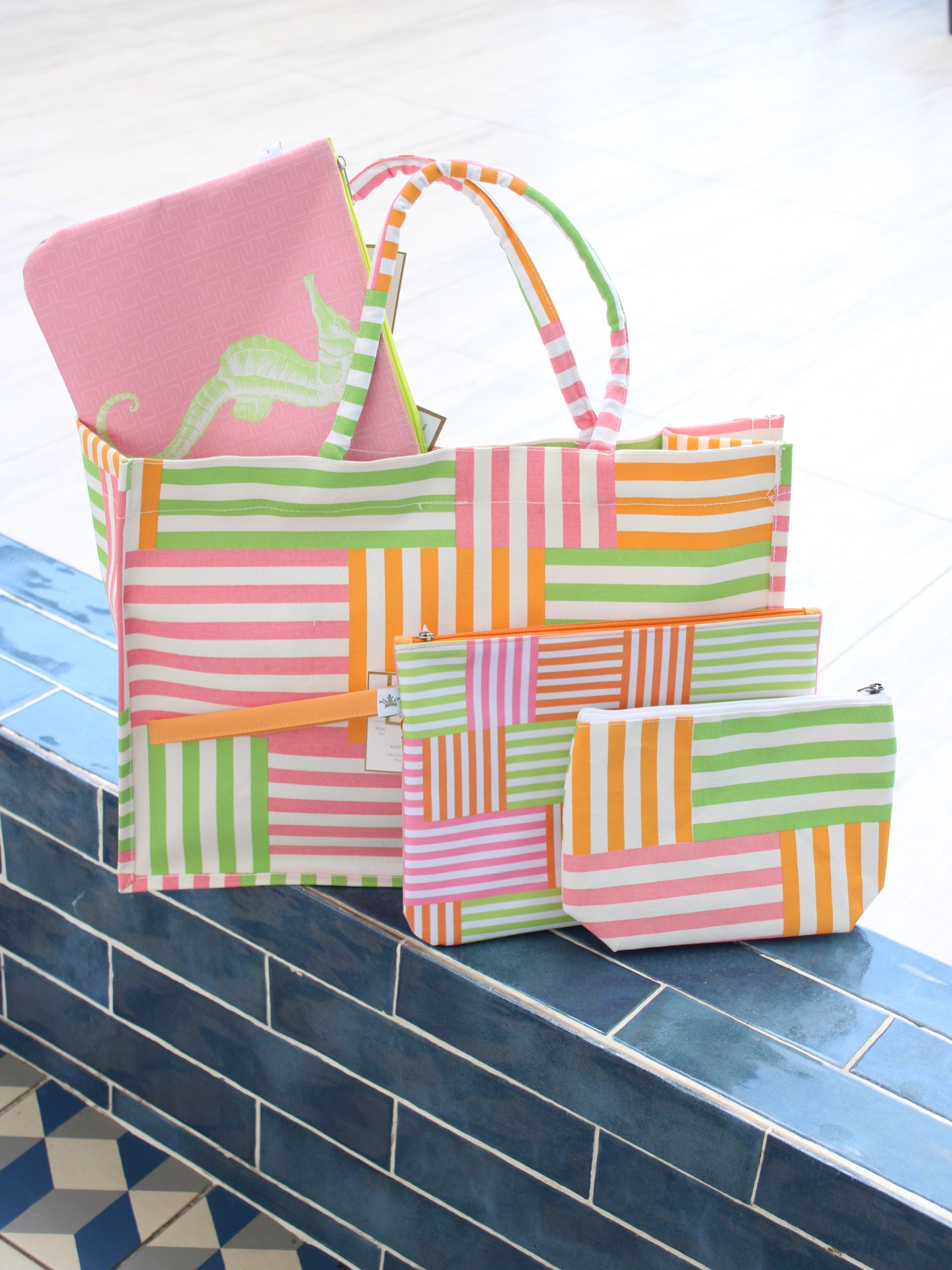 Bolsos ideales para la playa. Amplios, prácticos y perfectos para llevar todo lo que necesitas.
También puedes armar tu propio set como más te guste: combina bolso, accesorios y detalles para crear algo único.
✔️ Se venden por separado
✔️ Disponibles para personalizar
✔️ Calidad y versatilidad