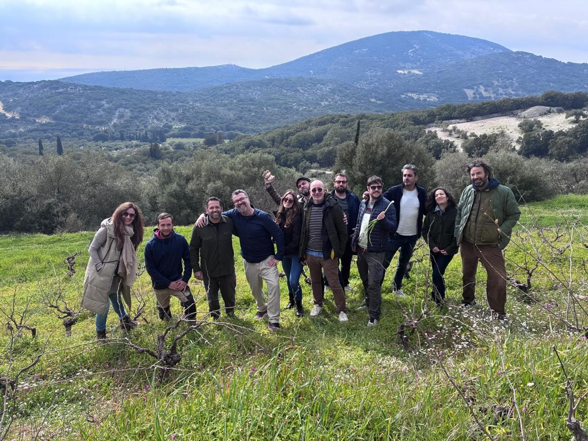 Panos Sarris, ce vigneron qui excelle depuis des années, fait partie d’une génération d’artisans qui avec brio, vision et qualité sans faille, œuvre dans un des terroirs insulaires de Grèce, de plus en plus reconnus sur le plan international, la Cephalonie, la patrie de la Robola et Mavrodaphne. L’élégante Robola dans ses terroirs de cailloux du mont Ainos, avec ses cuvée Robola et “Epanohori” des vignes franches, son premier Kokkineli ( des rouges légers ) et Megali Petra du noble mavrodaphne sur de terroirs calcaires, font sensation! En 2025 Panos Sarris, créé cette année une magnifique gamme des vins aussi sur le très original Vostylidi, l’envoûtant muscat de Cephalonie ainsi que sur le rare Tsaousi en macération !Il enrichit davantage les vins fins naturels de Cephalonie dont nous avons le vraie plaisir de représenter en France!
Cette expérience a été clôturé pour une première grande dégustation de son Cru Panochori, dont la Robola en vignes franches atteint des sommets de très grands vins ! Du 2024 à 2016 ( vin d’exception), la Robola de Sarris nous a pu nous émouvoir avec des plus grands vins blancs que nous n’avons que rarement goûtés ! Un grand merci à Panos Sarris pour ce moment de légende
#sarriswinery #oenos_fpl #oenosnaturε