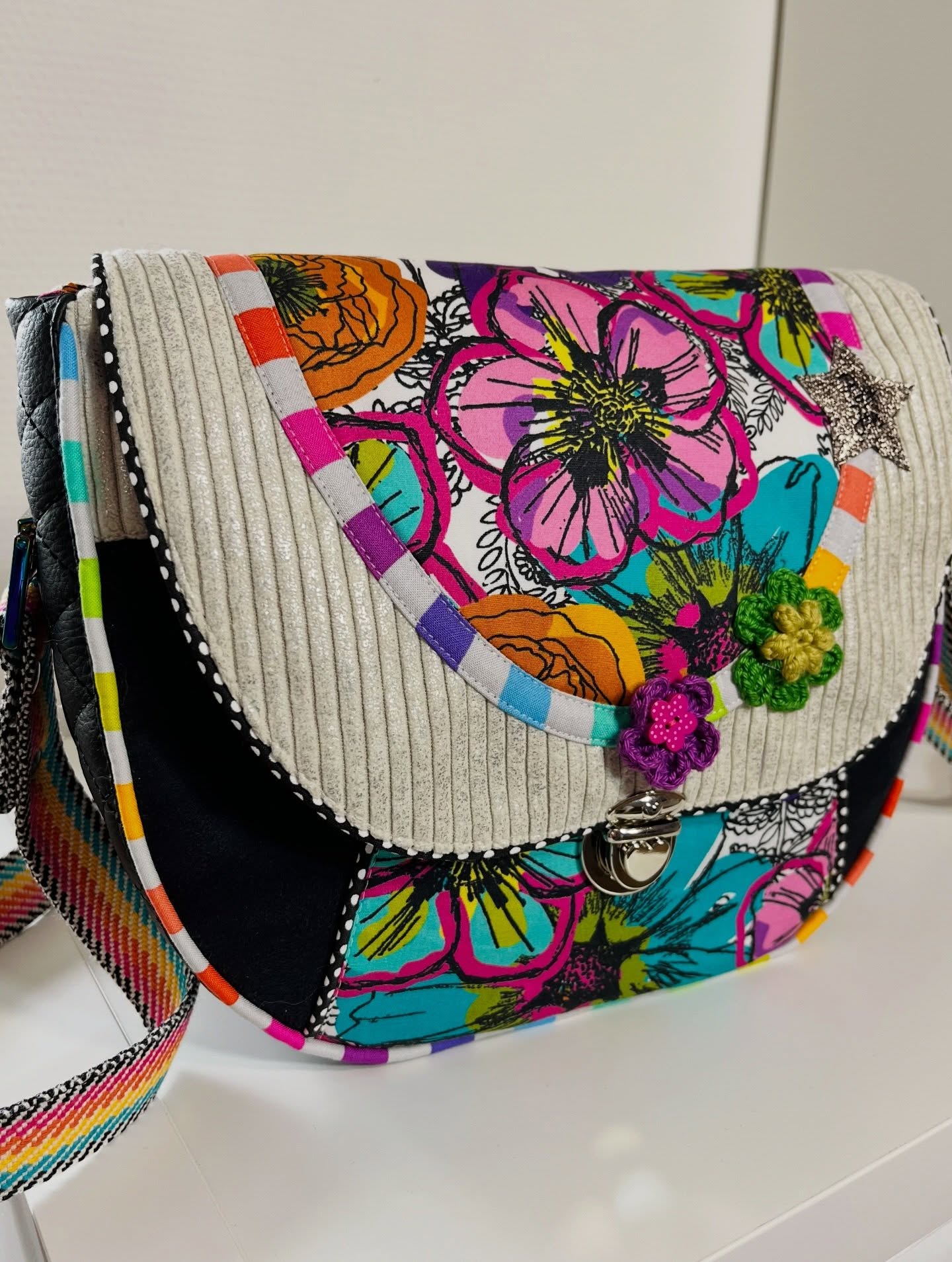 Besace MADISON ✨
Attention à vos rétines, explosion de couleurs et de bonne humeur en vue 😂
Quand j’ai reçu ces jolies matières de @lamerceriedescreateurs, le défi était de réussir à associer harmonieusement tout ça et j’avoue que j’adore le pep’s dégagé par cette Madison 🤩
Et la beauté de ce tissu fleuri, on en parle ? 😍
Le soleil est de retour ☀️ et avec lui les jolies cousettes fleuries et colorées ! Enfin même si j’avoue que perso je n’attends pas le soleil dans le Nord pour faire péter les couleurs 😂
Je vous ai rédigé un article sur le blog pour vous donner des tips et astuces couture pour vous lancer dans cette version, si cela peut vous inspirer j’en suis ravie 😁
Je vous bisouille, passez un bon week-end 🌸
Fournitures : velours, coton et connecteurs de chez @lamerceriedescreateurs
📚 Patron de la besace Madison de mon livre « Créez vos sacs indispensables en 3 tutos » aux éditions @creapassions
#byjencreations #couture