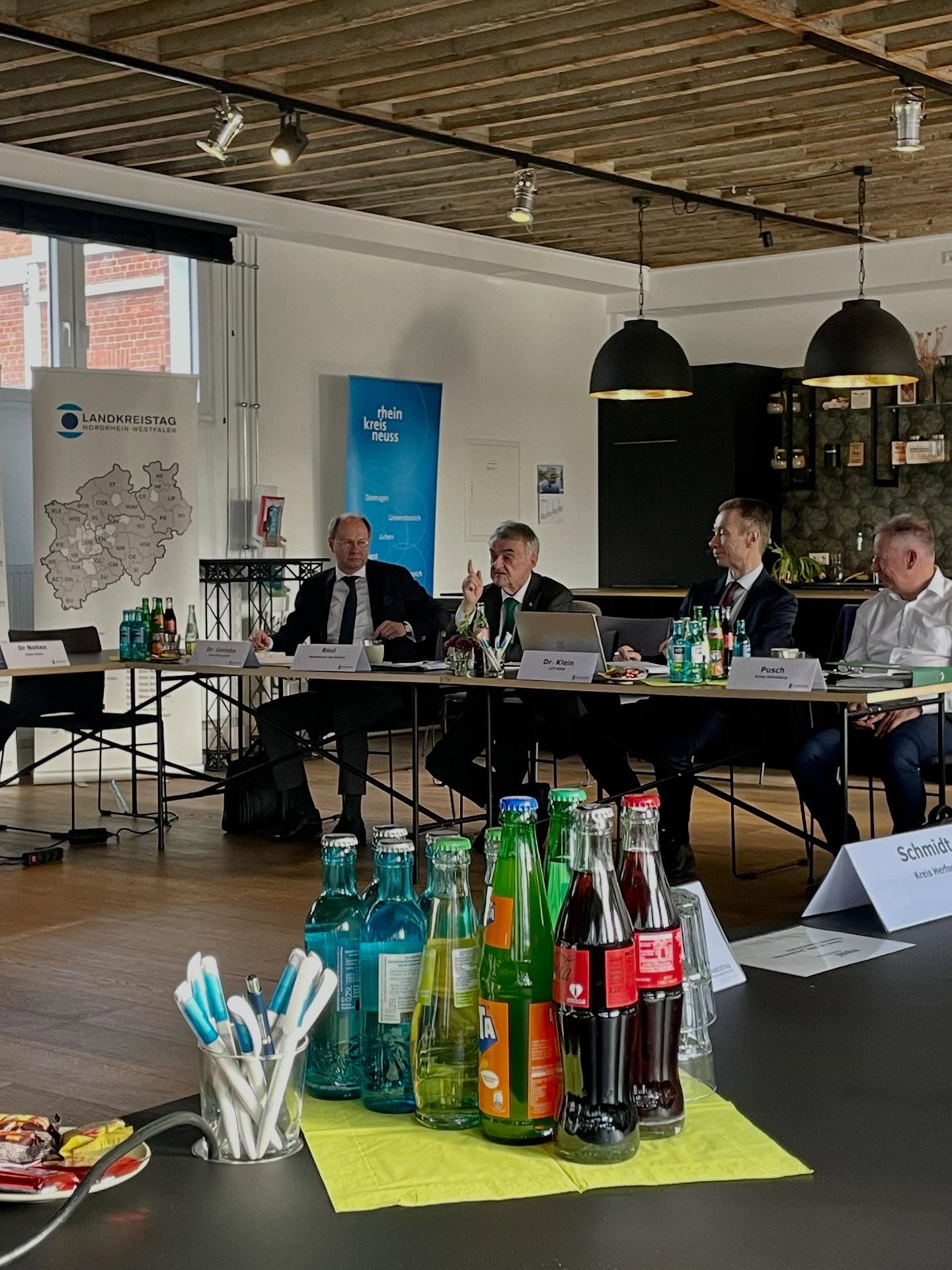 Klausurtagung des Vorstands vom Landkreistag NRW mit spannenden Gesprächspartnern und hochaktuellen Themen der Landkreise: Windkraft, Breitbandausbau, Effizienzinitiative der Polizei, Rettungsdienstgebühren und Fehlfahrten, SPNV-Strukturreform! 💪
#rheinischbergischerkreis #landkreistagnrw #heimat