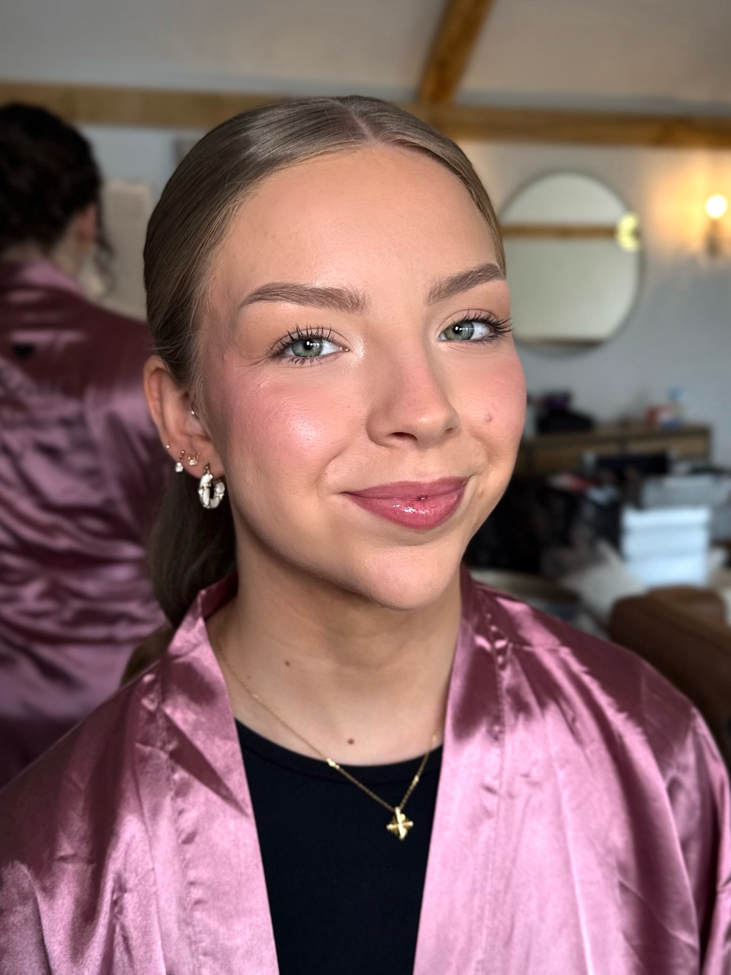 🤍🫧 Clean, soft polished bridesmaid glam🫧🤍
A natural glam can still provide coverage, glow and enhancements without being too much or too little!!
This style of makeup just speaks to me🫶🏻🫶🏻🫶🏻 I love nothing more than a soft matte eye, blushy cheeks and a muted dusky pink lip🤍
My first wedding of the year at the beautiful @coolingcastlebarn alongside some fabulous suppliers:
@hairbykatiecrabb
@nphotography82
@dannywatchorndesignerflorist
