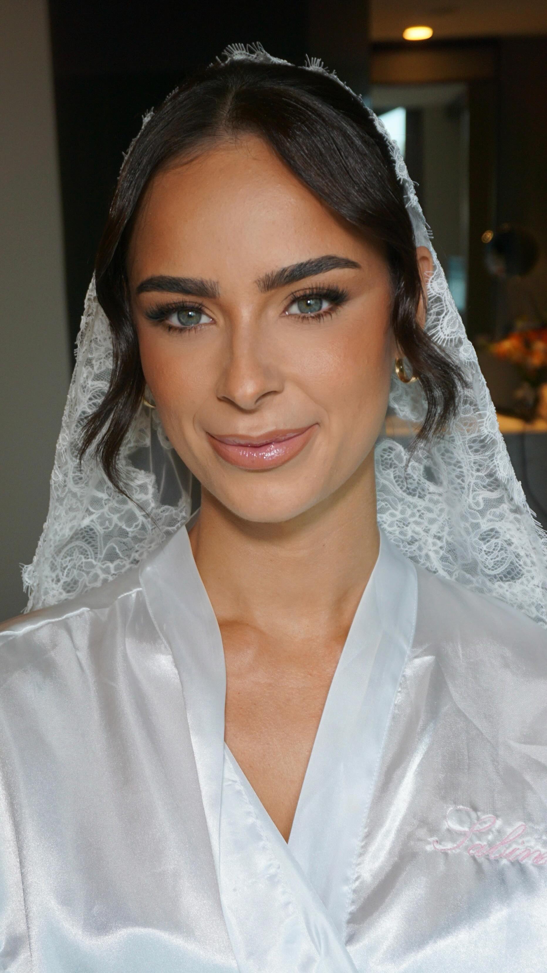 There’s just something about this music paired w/ bridal makeup that puts me in the feels.
Soft glam for Sabine’s Wedding, feat. some of my fave bridal makeup products ⤵️
@meccamax Zoom Shadows Sticks
@kryolanaustralia HD Liner in Cacao
@modelrocklashes Individuals & Cluster Lashes
@charlottetilbury Flawless Filter
@madebymitchell Blursh
@esteelauderanz Double Wear
@fentybeauty Bronzer
@hourglasscosmetics Ambient Light Palette
@makeupforever Wherever Walnut
@maccosmeticsanz Honey Love
#sydneymakeupartist #sydneybridalmakeupartist #sydneybridalmakeup
Hair @rebeccashardlow.hmua