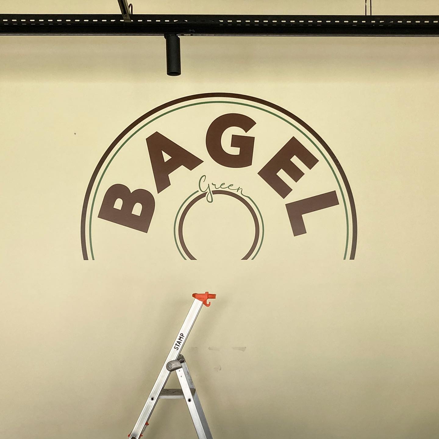 Bagel…
.
#bagel #brand #inprogress #devanture #enseigne #branding #marketing #franchise