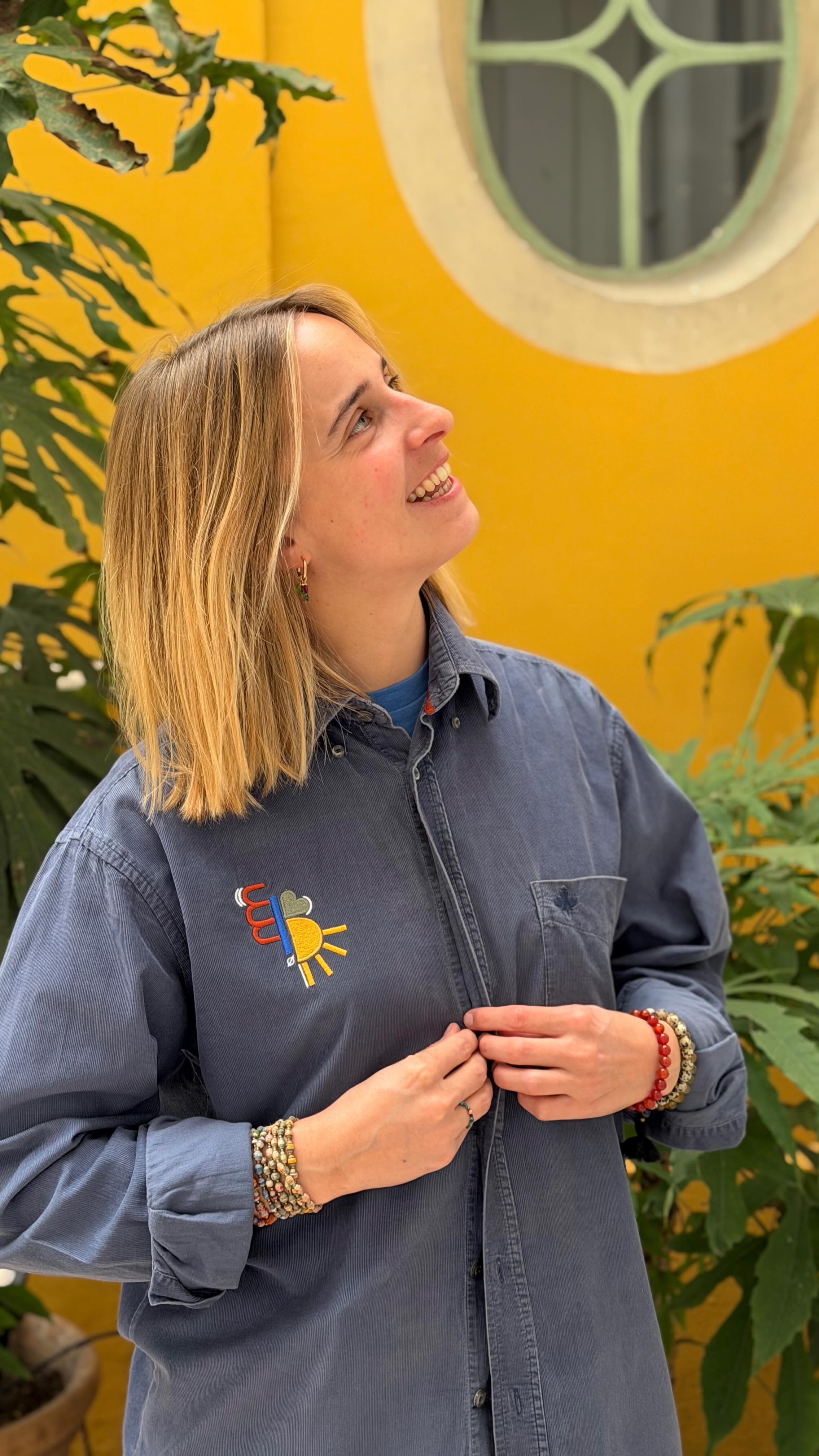 🎨 NOUVELLES PETITES BRODERIES 🎨
Broderie sur des petites chemises en velours côtelés de secondes main ! ♻️
Pièce unique !
Brodées par mes soins, avec l’aide de la machine !
Coming soooooonnnn !
#broderie #atelierparisien #couleurs #bleudetravail #ombeline___________