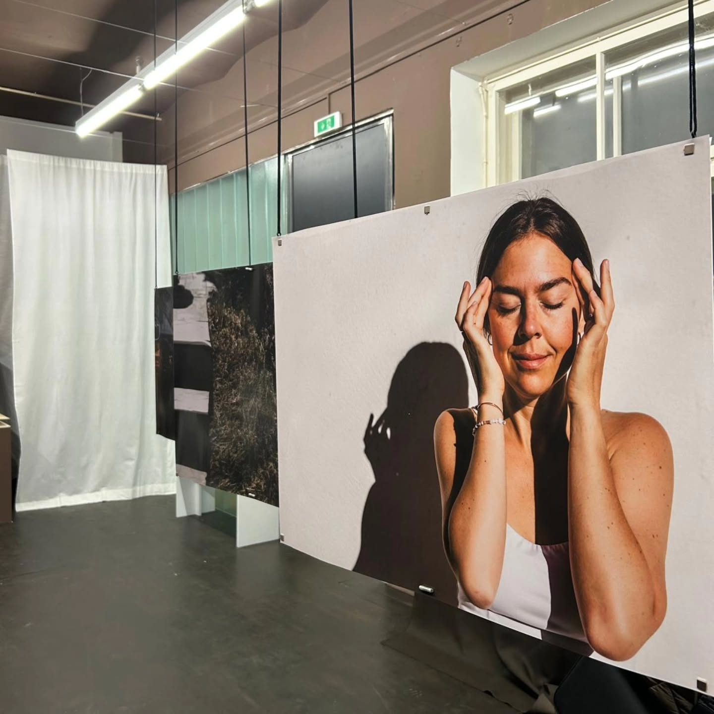 Februar. Another year around the globe 2402💫
Ein Monat der von Neuland und damit einhergehend Herausforderungen geprägt war. Eine Tränenbalance, die mein Jahrespensum für die nächsten Jahre abdeckt. Eine Erschöpfung und innere Unruhe auf next level.
Dinge, die mich (plötzlich) wahnsinnig viel Energie gekostet haben und eine Sehnsucht nach ankommen, die nicht gestillt werden konnte. Wie auch bei weekly Tapetenwechsel? Gleichzeitig eine unendlich große Liebe und prickelnde Vorfreude. Für und auf mein Leben.
February slides in words:
Umzug | Aufträge in ganz neuem Terrain | bisher längstes Retreat mit weitester Anreise an neuer Location | erste Rennrad Ausfahrt | Ausstellung in Ö mit rießen Portraits von mir | hämmern, bohren | Krokodilstränen | Liebe um mich | Yogastunde & Community aufbauen | neue Routinen und Orte für mich suchen (und finden) | Bergboxenstop | heimelig werden | schnippschnapp Haare ab | Coachingausbildung Modul 8
♡ gealtert . gewachsen ♡
@saalerwirt @iyoga.studios @crivit