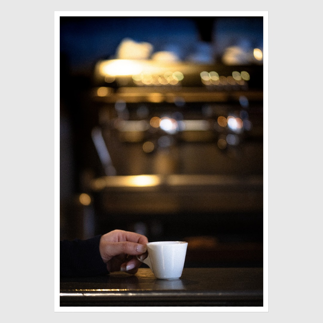 Un café, un instant.
Au cœur de la ville,
il y a ces moments suspendus où l’on s’arrête,
où l’on regarde passer le monde
et où l’on laisse simplement le temps faire son œuvre.
#artdevivre #cafeenville #saintgermainenlaye #pausecafe #livinmagazine #slowmoment