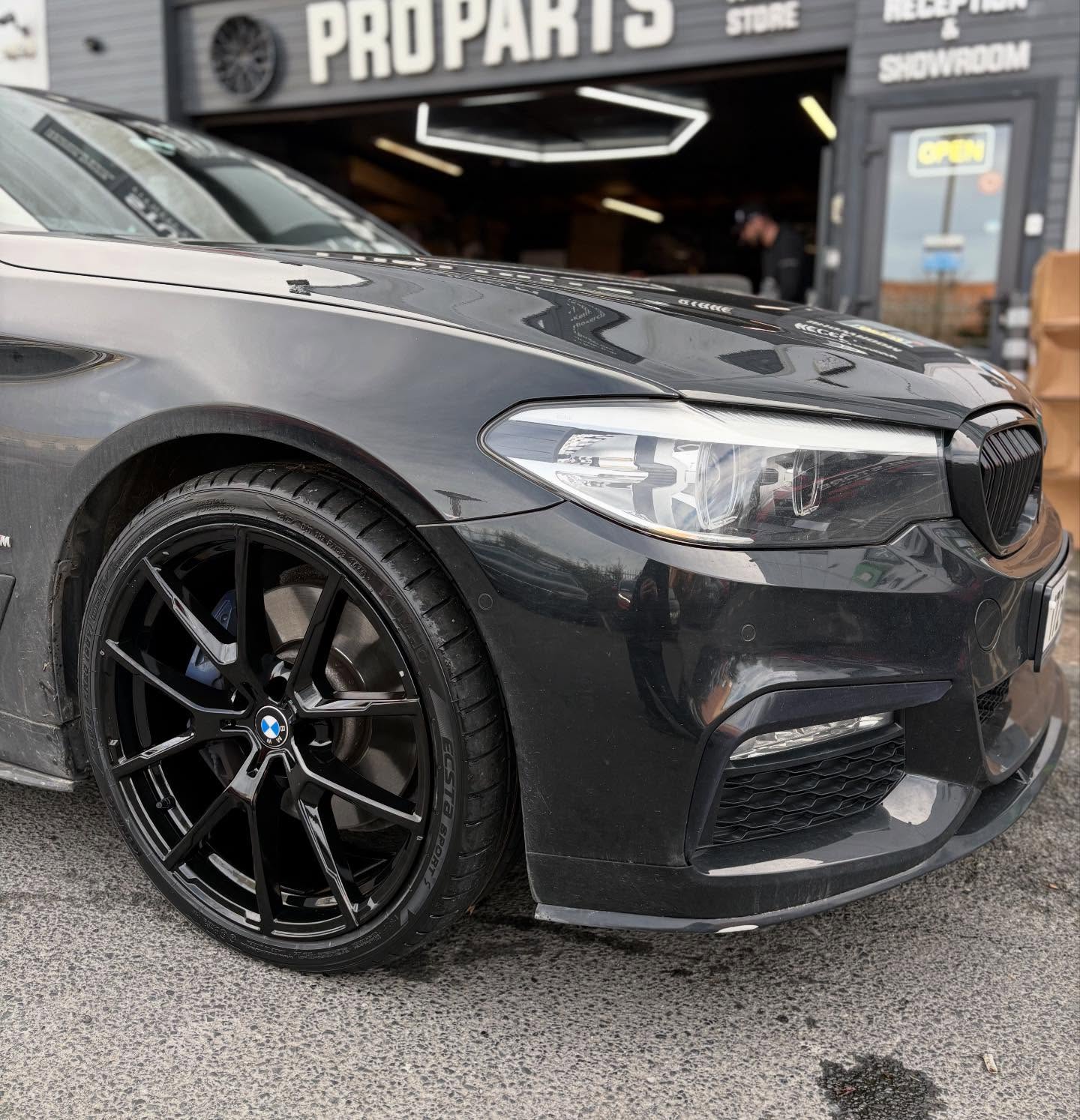 BMW G30 in for 20” 850M style alloys and tyre package 🔥