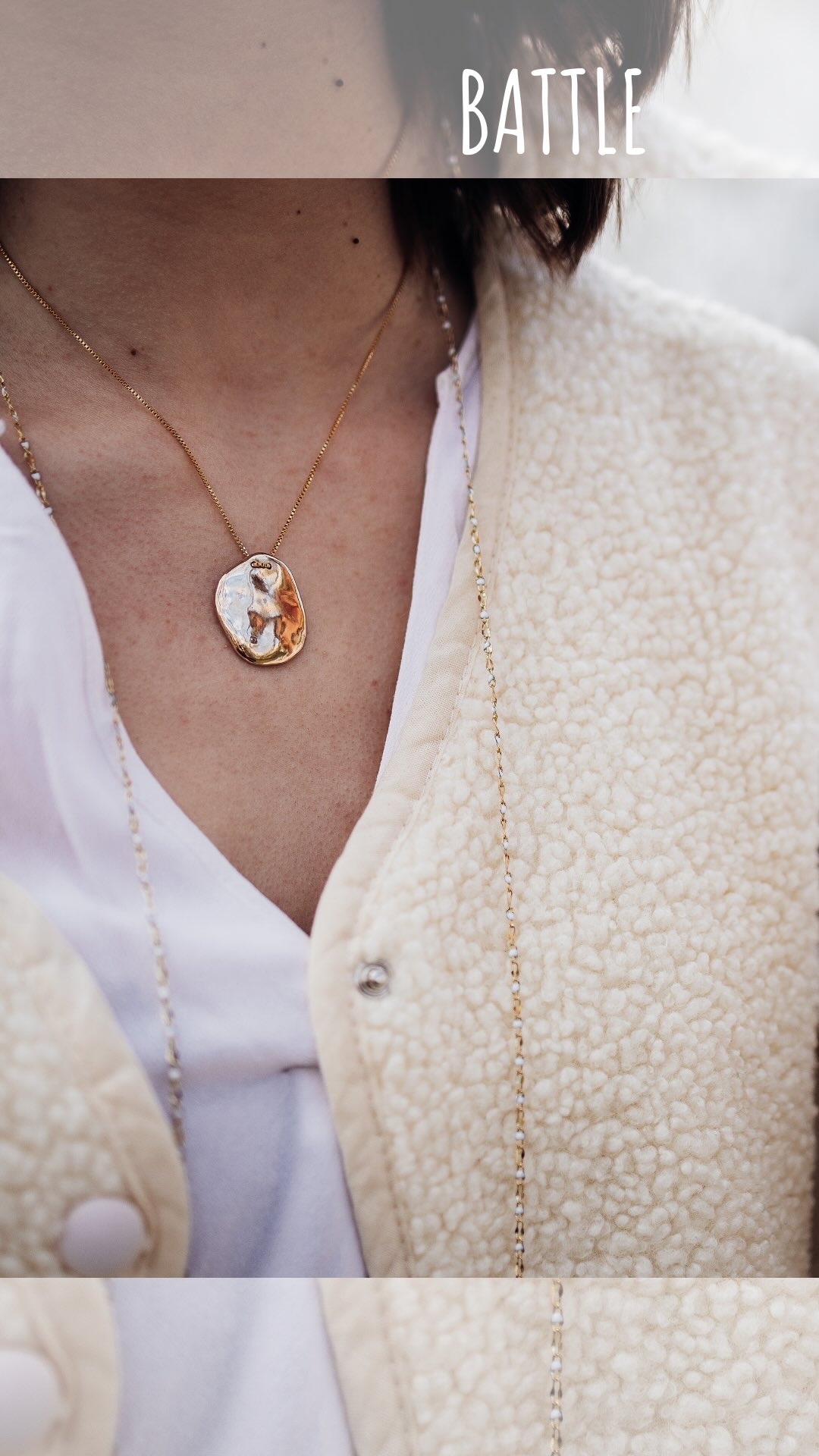 ✨ L’énergie du jour… et le bijou qui l’accompagne.
Il y a des matins où l’on se sent douce et lunaire,
d’autres où l’énergie est plus affirmée, plus solaire, plus instinctive.
Et finalement, nos bijoux suivent souvent ces variations du quotidien, comme de petits compagnons silencieux qui racontent quelque chose de nous.
C’est aussi pour ça que je les crée ainsi :
façonnés à la main, un par un dans mon atelier à Pau,
avec l’idée qu’ils puissent s’adapter à vos humeurs, vos moments de vie, vos élans du jour.
Parce qu’un bijou n’est jamais tout à fait le même
selon l’énergie avec laquelle on le porte.
✨ Et toi, tu choisis tes bijoux selon ton humeur du jour ou plutôt selon ta tenue ?
Votes pour ton préféré en commentaire :
1 full moon
2 Astro
(Je te dis le gagnant en story!😜)
Bijoux médaille en bronze recyclé, façonné à la main, chaîne en or laminé 14k et pierre naturelle ou nacre.
Disponible sur commande sur www.elluce.fr et en boutique chez @bo_et_cie
#bijouxcreateur #faitmainenfrance #atelierbijoux #bijouxsymboliques bijouxartisanaux