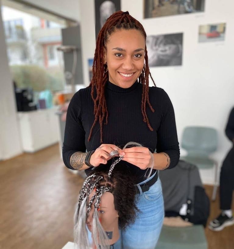 Seid ihr bereit für eine weitere tolle #kariteclassicserfolgsstory? 😍😍
Die liebe @michellejambi ist ein absolutes #naturtalent! Ohne Vorkenntnisse hat sie bei unserem "Braids 101" Workshop teilgenommen und uns wirklich beeindruckt!
Wenn ihr die Braids sehen wollt, die sie nur wenige Tage nach dem Workshop an einem unserer "Curly Girl" Echthaar-Übungsköpfe geflochten hat, dann #swipeleft 😍
Was sagt ihr zu Michelles ersten Braids?
Schreibt ihr gerne ein paar liebe Worte in die Kommentare 👇🏾💗
Wenn auch ihr bei einem unserer Workshops dabei wart und seit dem fleißig übt, schickt uns super gerne auch eure aktuellen #erfolgsstory Bilder💗
#ifshecanlearnityoucanlearnit
#braids #haarworkshop #Heidelberg #Karlsruhe #Frankfurt #naturalhaircare #afrohaare #haareflechten #Erfolgsstory #soproud #braids