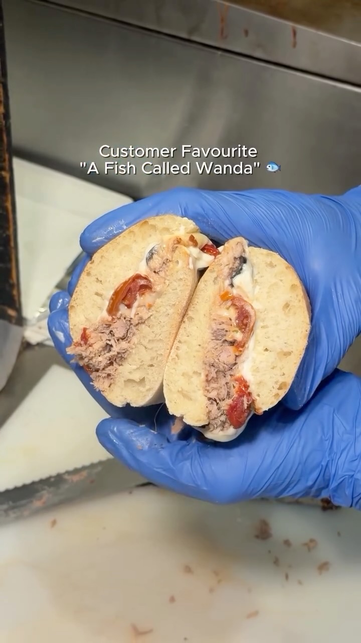 Tuna lovers? Don’t miss this one!! 🧡🐟
One of our customer favourites “A Fish Called Wanda”
A delicious mix of tuna, mozzarella cheese, black olives, cherry tomatoes & creamy mayo 😋
If you like tuna, we guarantee this will be your next favourite🙌🏻
Choice of Ciabatta | Focaccia | Wrap
#chillibs #chillibhitchin #hitchineats #brunchinhitchin #hertfordshireeats