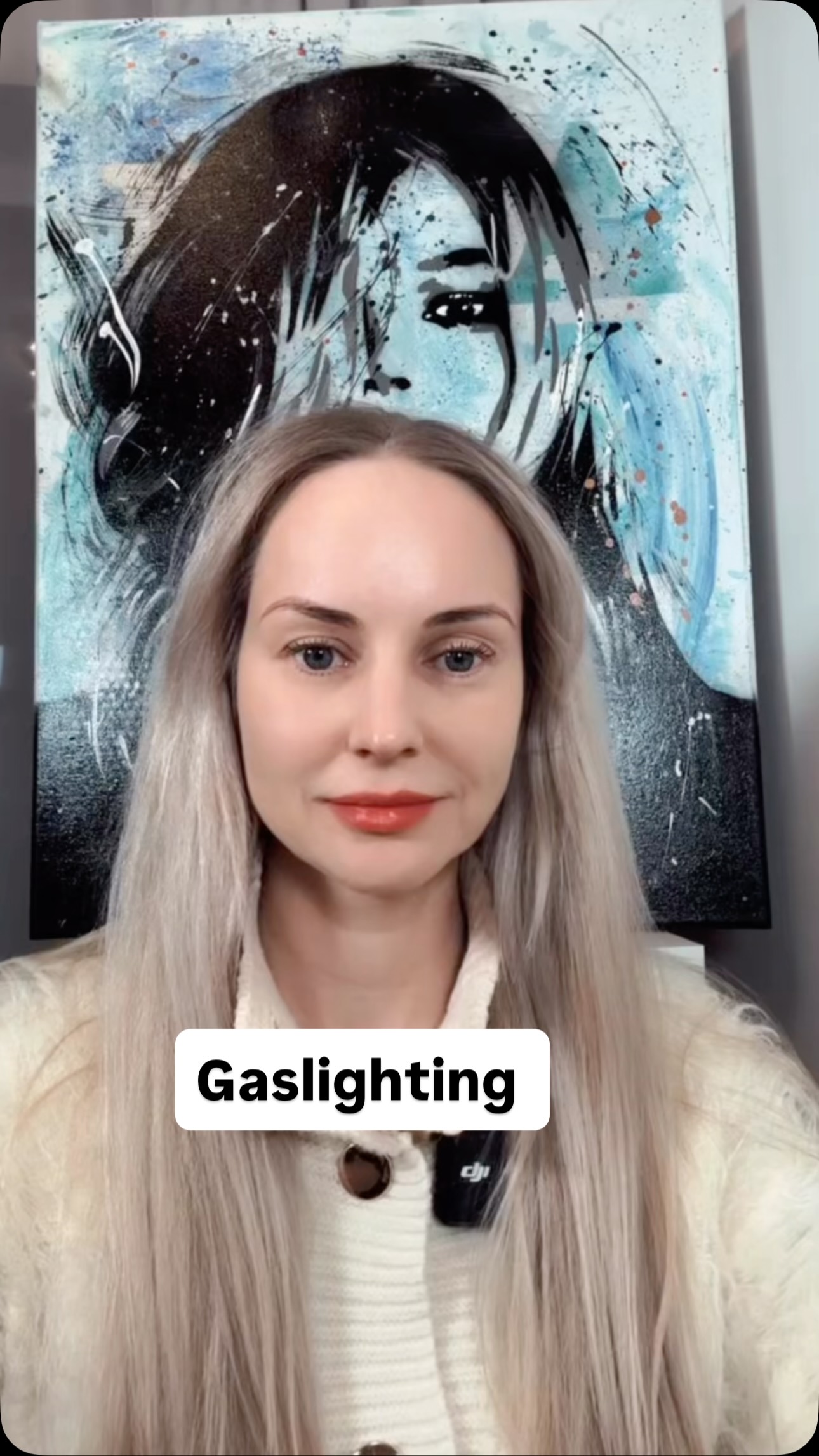 Gaslighting ei tööta tavaliselt ühe suure vale kaudu. See töötab läbi väikeste nihkete sinu reaalsuses.
Alguses on need hetked, kus sa mõtled, et võib-olla said valesti aru. Siis hetked, kus sa hakkad mõtlema, kas sa mäletad õigesti. Ja mingil hetkel leiad end olukorrast, kus sa seletad oma kogemust inimesele, kes on seal samas olukorras olnud, aga räägib sellest täiesti teistsugust versiooni.
Gaslightingu kõige ohtlikum osa ei ole see, et keegi valetab. Ohtlik on see, et sa hakkad omaenda taju korrigeerima, et suhe püsiks.
Paljud inimesed arvavad, et nad oleks pidanud “lihtsalt tugevamad olema”. Tegelikult on tegemist väga tugeva psühholoogilise mehhanismiga. Inimese aju püüab suhteid säilitada ja konflikti vähendada. Kui teine pool järjekindlalt eitab sinu kogemust, hakkab aju otsima versiooni, mis tekitab vähem sisemist pinget.
Ja sageli tähendab see seda, et inimene hakkab kahtlema iseendas.
Kui sa oled kunagi mõelnud:
“Äkki ma tõesti reageerin üle?”
“Äkki ma mäletan valesti?”
siis tasub korraks peatuda ja vaadata mitte ainult ühte vestlust, vaid kogu mustrit.
Gaslighting ei ole üks lause. See on korduv viis, kuidas sinu reaalsust nihutatakse.
#gaslighting #sundkontroll #coercivecontrol #teraapia #konflikt