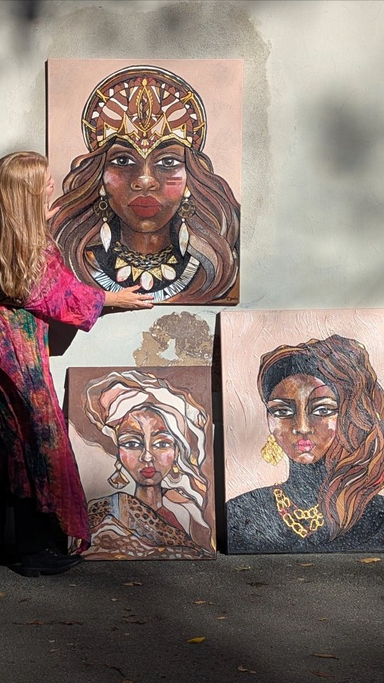 Internationella kvinnodagen är en bra dag för att både hylla alla de framsteg som vi har kämpat för men också synliggöra de orättvisor som fortfarande finns ♀️
Själv tycker jag könsstympning & barnäktenskap är högt på den listan.
Fyll gärna på med mer i kommentarsfältet ⬇️
.
.
.
.
.
.
.
.
.
.
.
.
#8mars #internationellakvinnodagen #internationellakvinnodagen2026 #iwd #iwd2026 #kvinnoporträtt #kvinnligkonstnär #kvinnokonst #womansart #målakvinnor #kvinna #kvinnor #kvinnligaföretagare #kvinnligtnätverkande #kvinnotavla