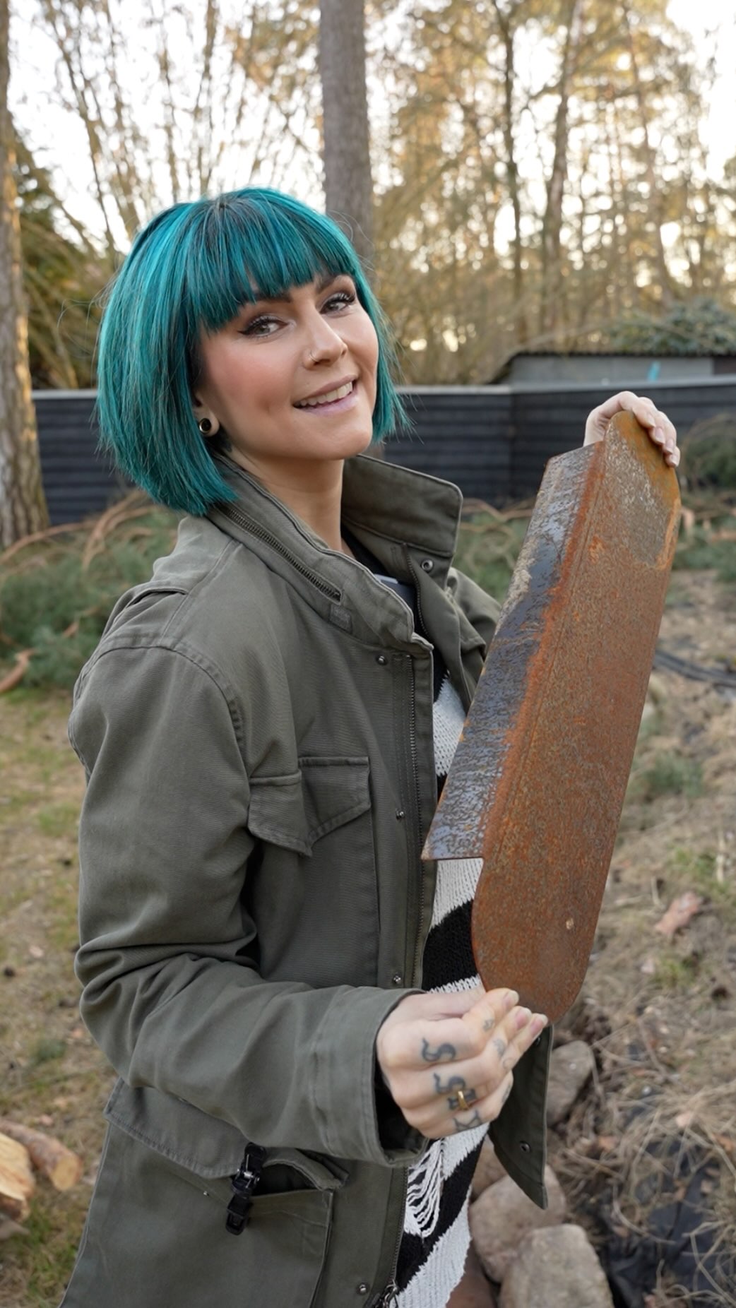 „Ich dachte, Rasenkaten verlegen wird kompliziert…“ 😅 Spoiler Alert: Es war viel einfacher als gedacht.
Werbung | Ich habe Rasenkanten aus massiven Cortenstahl von @rasenkantemetall verlegt und Liebe, wie schnell der Garten dadurch ordentlich und strukturierter aussieht. 💪🏽
Dieses Gartenprojekt ist perfekt für einen Nachmittag und um es alleine umzusetzen! Wenn ich das schaffe, dann schafft ihr das auch. 💃🏼
Was glaubt ihr wie lange habe ich dafür gebraucht? 👀
Und wie schöööööön ist bitte diese Patina???
Die gesamte Umsetzung habe ich für euch mitgefilmt und die findet ihr jetzt auf meinem YouTube Kanal. ✨😀