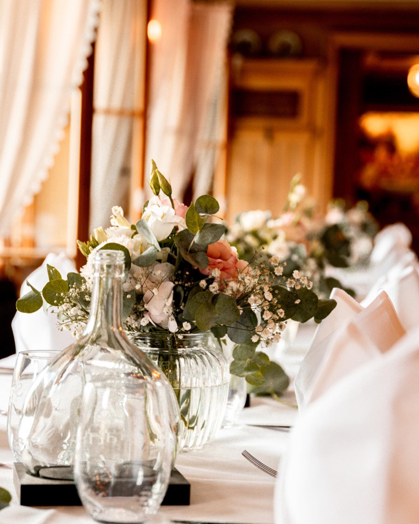 ✨ Details - denn all diese vermeintlichen Kleinigkeiten geben ein großes Bild ❤️ so behaltet ihr euren großen Tag in all seinen Facetten in Erinnerung 🫶🏻
.
.
.
#bohowedding #lookslikefilmweddings #weddingphotographer #bohobride #belovedstories #elopmentlove #heywildweddings #goldenhourlove #dirtybootsandmessyhair #loveandwildhearts #vonbrautzubraut #weddingelopement #shesaidyes #youngandwildstories
#hochzeit2023 #hochzeitstag #weddingday #brautportrait #brautinspiration #brautstrauß #bridalbouquet #hochzeitstipps #hochzeitwuerzburg #bridalbeauty #würzburg #hochzeitsplanung #heirateninfranken #hochzeit2024