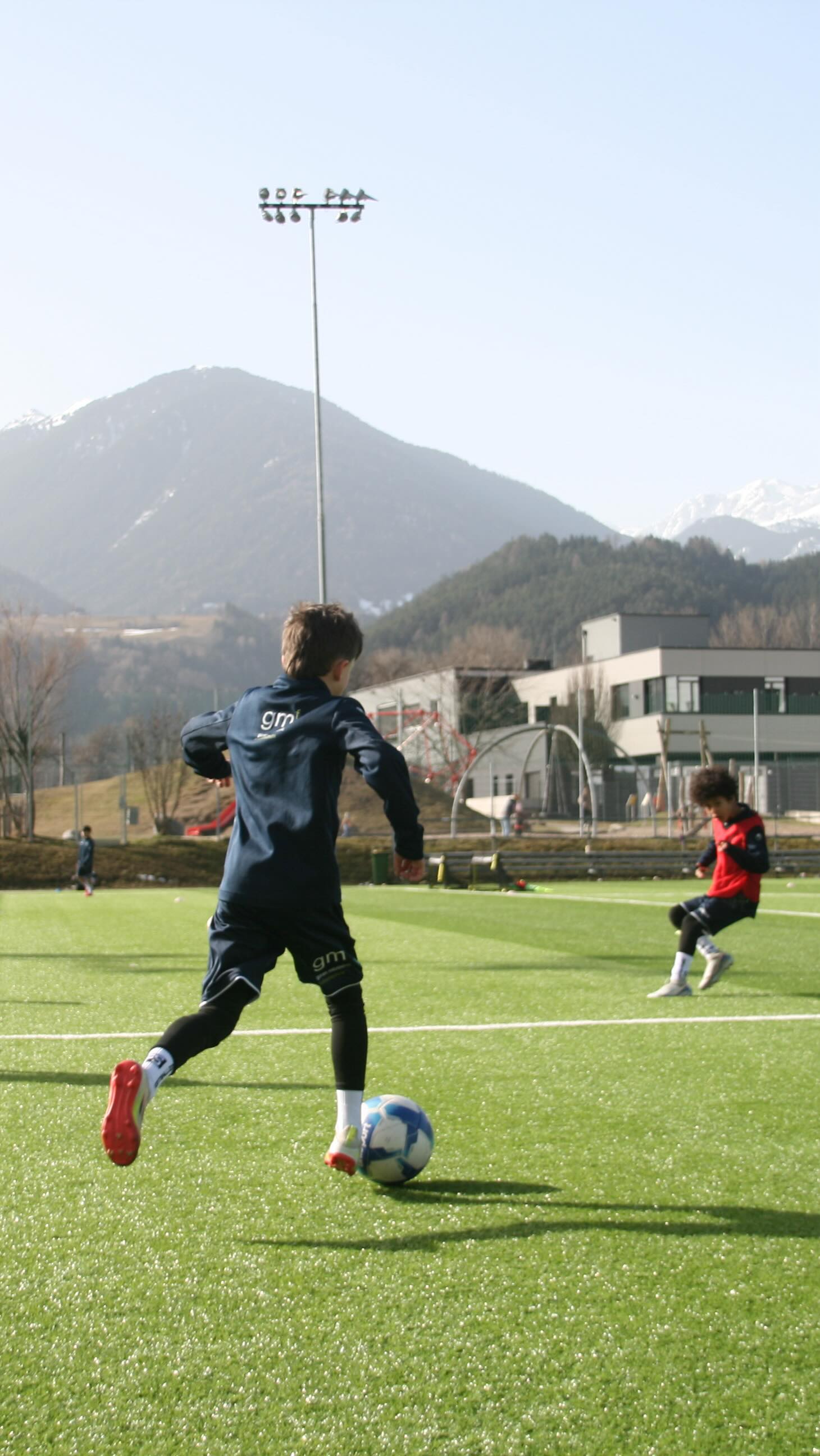 Hohe Intensität im 2vs2!
Viele Ballkontakte, viele Duelle, viele Entscheidungen – genau so entwickelt man Spielstärke. 🔥⚽