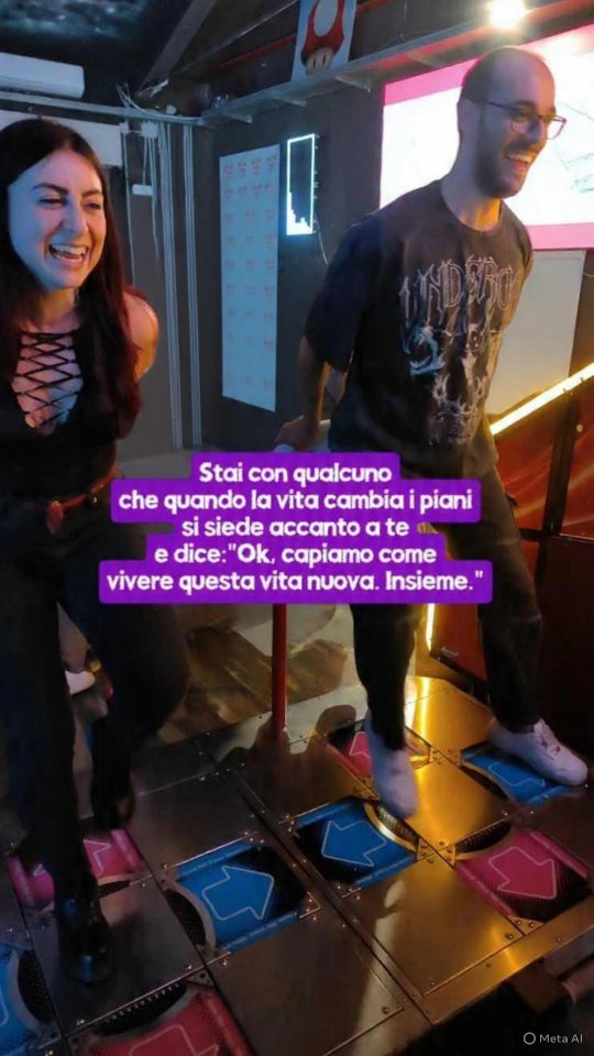 🤲🏽𝑸𝒖𝒂𝒏𝒅𝒐 𝒂𝒓𝒓𝒊𝒗𝒂 𝒖𝒏𝒂 𝒅𝒊𝒂𝒈𝒏𝒐𝒔𝒊 𝒅𝒊 𝒎𝒂𝒍𝒂𝒕𝒕𝒊𝒂 𝒄𝒓𝒐𝒏𝒊𝒄𝒂 𝒆 𝒊𝒏𝒗𝒂𝒍𝒊𝒅𝒂𝒏𝒕𝒆
succede qualcosa di cui si parla pochissimo.
Non cambia solo la vita di chi riceve la diagnosi.
🫂Cambia la vita della coppia.
Cambiano i ritmi.
Cambiano le energie.
Cambiano i piani.
Cambiano le priorità.
🎗️Ci sono cose che prima erano semplici
e improvvisamente diventano difficili.
Faccende di casa.
Lavoro.
Viaggi.
Uscite.
Allenamento.
Sonno.
📌E allora succede qualcosa di molto delicato:
è necessario rivalutare il futuro.
Non solo il proprio.
Ma anche quello con la persona che si ha accanto.
🌻Non è un processo romantico.
È reale.
È complesso.
Fa paura.
Perché amare qualcuno con una malattia cronica
non è solo amare la persona.
🍀È imparare ad amare anche la vita che cambia continuamente. Già normalmente è così... con le malattie croniche quelle modificazioni si velocizzano a 2x.
Ed è una scelta. Rimanere.
💜Una scelta reciproca.
La scelta di restare.
Di adattarsi.
Di sostenersi quando uno dei due non ha forza.
Di costruire nuovi equilibri.
🦋Non nella vita perfetta che avevate immaginato.
Ma in quella vera che state vivendo.
💙E forse l’amore più profondo
non è quello che promette un futuro perfetto.
È quello che dice:
"Qualunque forma avrà il futuro…
la affronteremo insieme."
AkaliDisequilibrium NutriamociDiVita DisequilibriumProject DoloreCronico Neuropatia NevralgiaDelPudendo Endometriosi Adenomiosi Vulvodinia PCOS Fibromialgia SaluteMentale Benessere CrescitaPersonale RelazioneSana