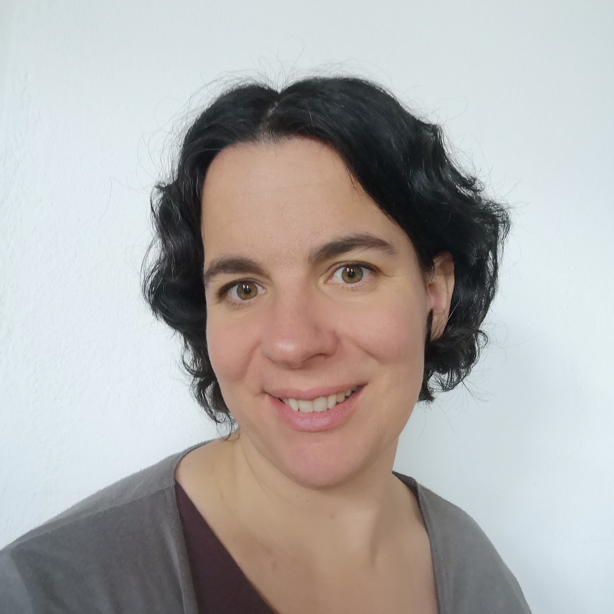 Wir freuen uns sehr,
euch unseren kreativen
BUCHBINDE WORKSHOP
mit
BIRGIT RAUSCHER
anbieten zu können! 😍
Termin:
Samstag, 28. März 2026
Dauer:
8 Stunden
10.00 bis 18.00
Workshop Inhalt:
In diesem Workshop lernst du handwerkliche GRUNDLAGEN, WERKZEUGE und MATERIALIEN der BUCHBINDEREI kennen und stellst dein ganz persönliches BUCH
(A5 Hardcover, 180 Seiten weiß)
in traditioneller FADENHEFTUNG her.
Eine bunte Auswahl an LEINEN und
verschiedenen ÜBERZUGSPAPIEREN
stehen dir zur Verfügung.
In einzelnen Arbeitsschritten
wird Blatt für Blatt gefaltet,
mit Nadel und Faden
der Buchblock geheftet,
die Buchdecke geleimt
und mit deinen
eigenen Händen
ein einzigartiges Buch entstehen.
Ob NOTIZBUCH,
SKIZZENBUCH,
REISETAGEBUCH,
BULLET, JOURNAL oder REZEPTBUCH
wird dein selbstgebundenes Buch
zu einem ganz besonderen Begleiter für dich.
Ein Workshop für alle Papier- und BücherliebhaberInnen,
die schon immer wissen wollten,
wie ein Buch entsteht und sich auf eine
handwerkliche und kreative ENTDECKUNGSREISE machen wollen.
Informationen:
https://www.druck-kunst-werkstatt.at
Wir freuen uns sehr auf dich und
die gemeinsame kreative Zeit! 😍
Freue du dich auf das
einzigartige Flair in unserer
DRUCK KUNST WERKSTATT! 😍
Siehe auch:
https://www.kulturvernetzung.at/de/druck-kunst-werkstatt
@kulturvernetzung_noe
#druckkunstwerkstatt #druckkunst #artistbook #analoglove #workshop #niederösterreich #buchbinden #bookbinding #workshopbuchbinden #fadenheftung #baderlach