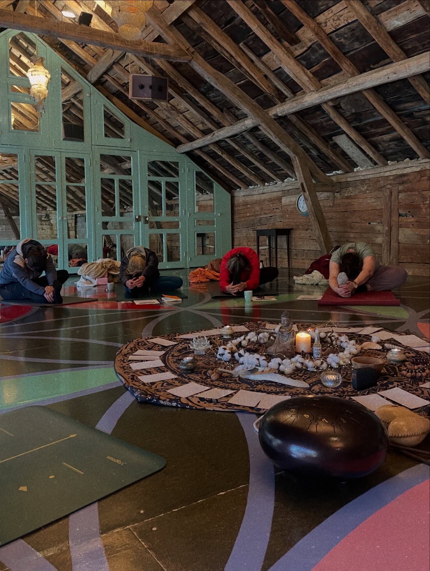 Retour en images • Cocon d’hiver
Créer un lieu où l’on peut ralentir, respirer, déposer ce qui est là et revenir au corps.
Le 22 février, au Petit Château, nous avons partagé une journée d’hiver comme un cocon :
du yoga, des respirations profondes, un brunch chaleureux, des mains qui massent, du yin, des sons, du cacao et beaucoup de douceur.
Merci à chacune pour votre présence, votre confiance et ce que vous avez apporté à cette journée.
Ces moments me rappellent pourquoi j’aime tant guider ces espaces. 🤍
Retraite yoga Pyrénées