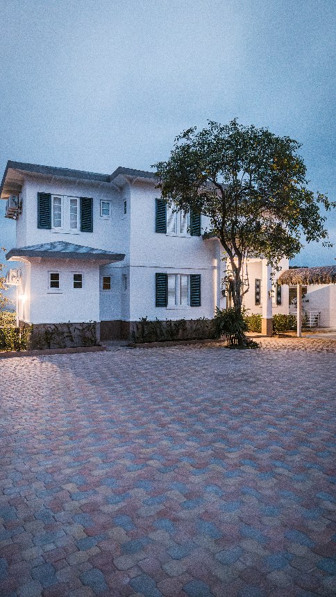 En DOS nos encargamos de todo: diseño, planificación, obra gris, acabados, mobiliario, decoración y ejecución.
Tú solo vive la tranquilidad de ver tu casa o proyecto cobrar vida.
At DOS we take care of everything: design, planning, structure, finishes, furniture, decoration, and execution.
You simply enjoy the peace of mind of watching your home or project come to life.