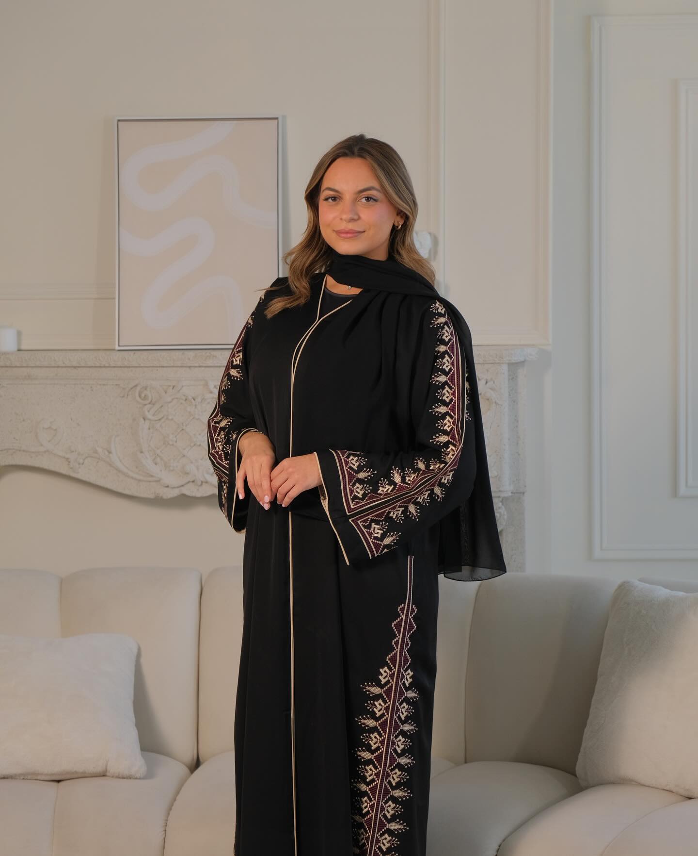 Abaya noire élégante sublimée par une broderie maghrébine raffinée, symbole d’héritage et de féminité.
Sa coupe ample et fluide assure un tombé majestueux, idéal pour Ramadan, l’Aïd et les grandes occasions
#eidoutfit #abayas #montrealfashion #modestfashion #