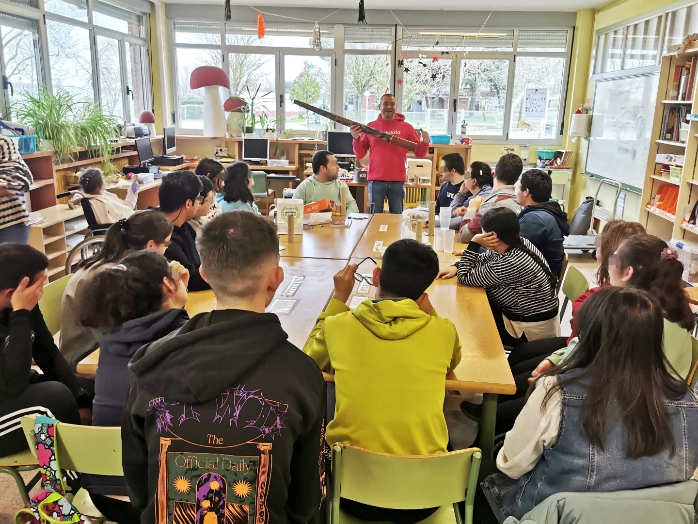 Los talleres #darlalata no son solo talleres de #reciclaje, también son talleres participativos, inclusivos y adaptados a las necesidades de sus participantes. Gracias a @valorizasm y @ayuntamientodesoria por acercar esta campaña de concienciación medioambiental al @ceesantaisabel
#musica #instrumentosreciclados #reciclajecreativo