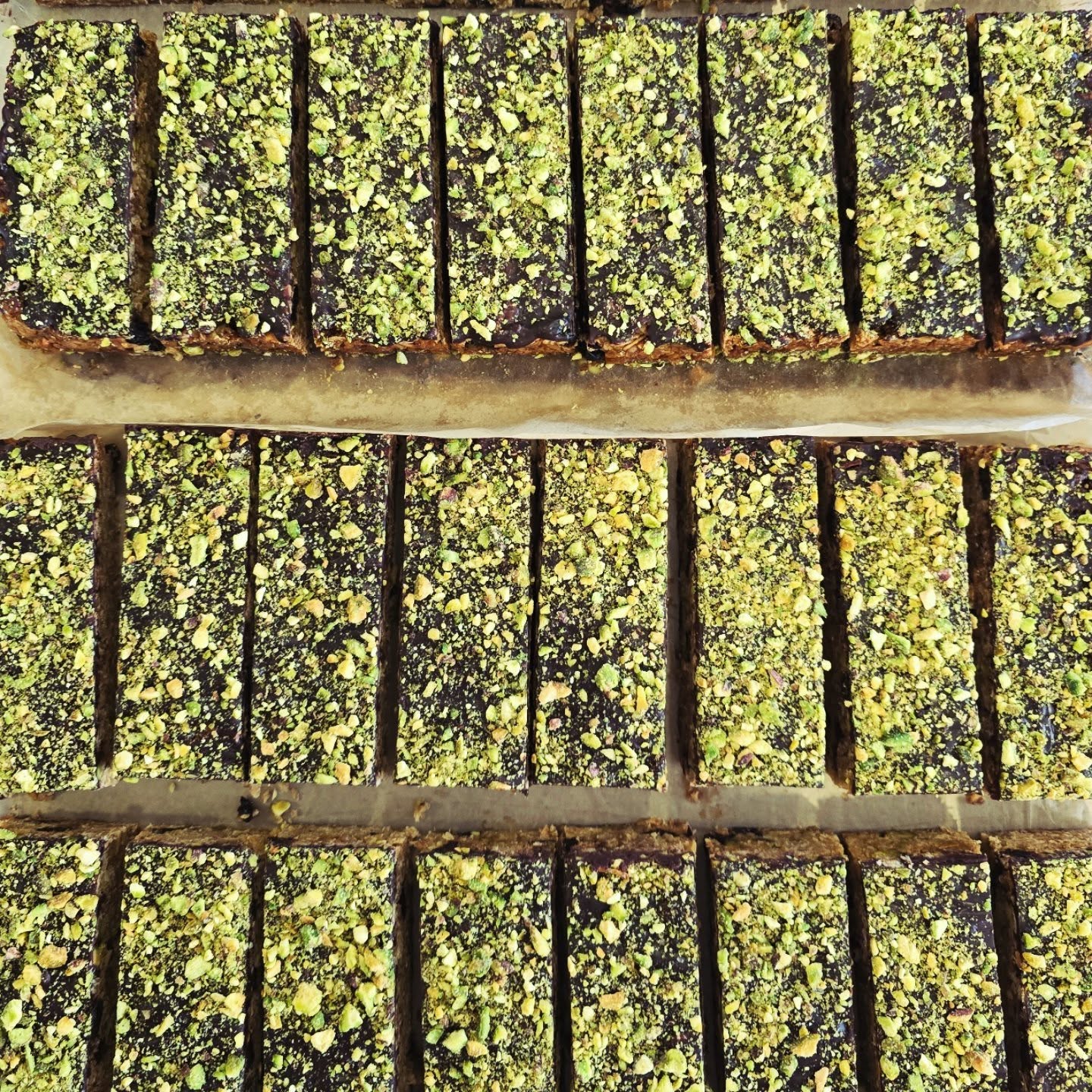 Sour Cherry & Pistachio Flapjack 💚
Sweet, sharp and nutty. Finished with dark chocolate & crushed pistachios.
Good ingredients handled simply ✨️
#layerd_bakery #bakefromscratch #yorkshirefood
#weekend #coffeeshopcakes