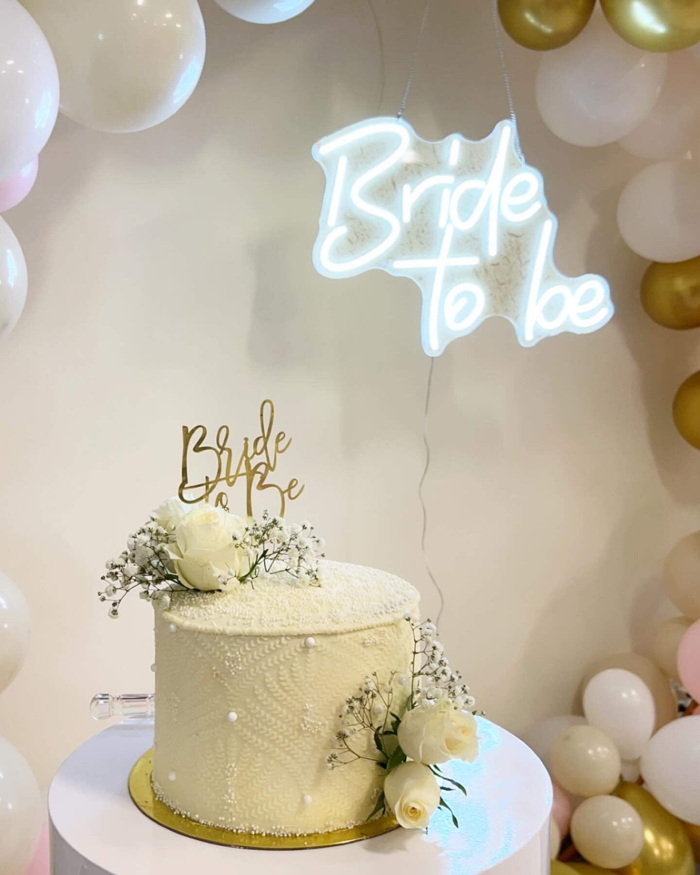 White on white pearl cake for the beautiful Bride-to-be 🤍
