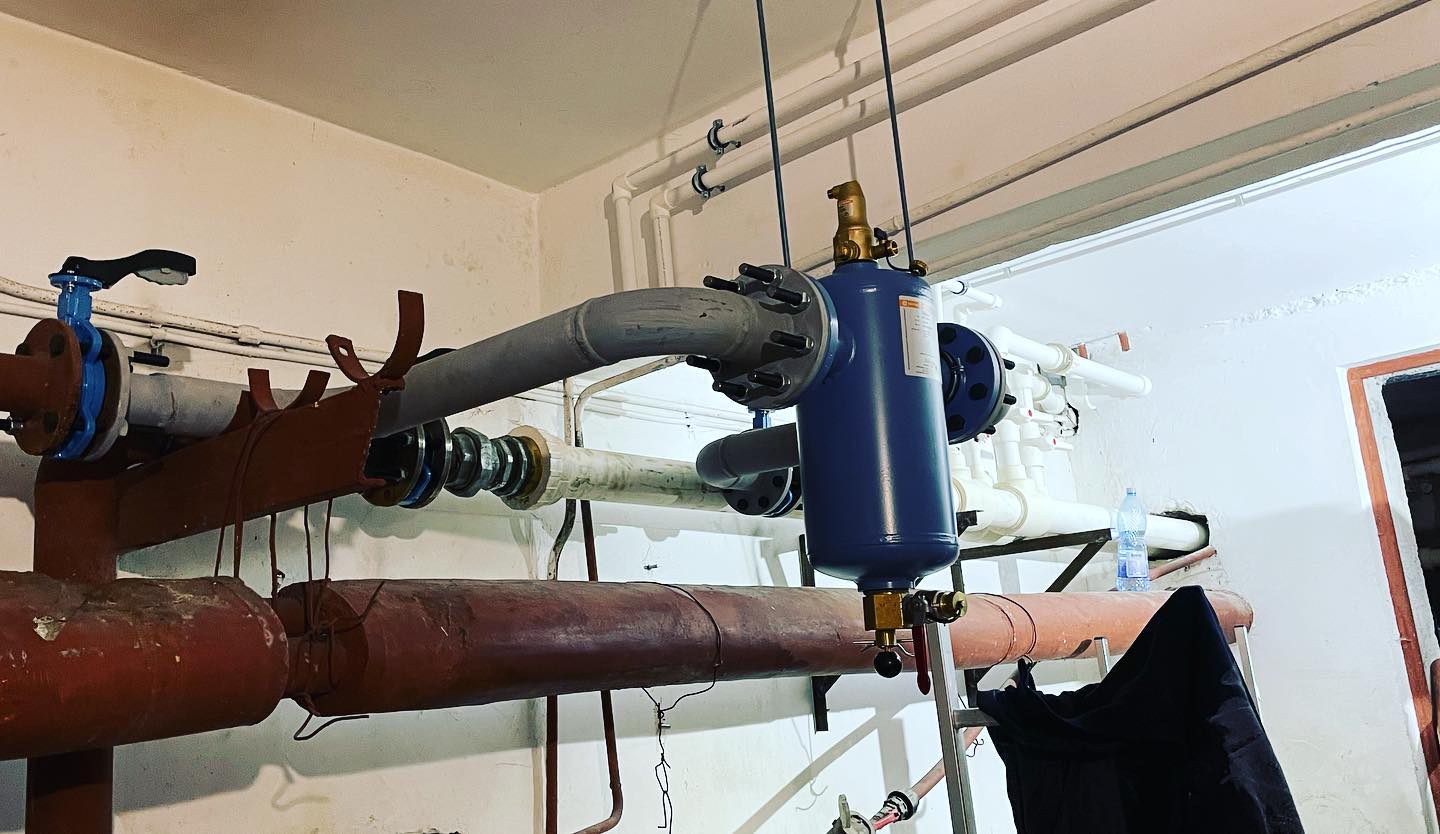 În decembrie am finalizat proiectarea și execuția modernizării instalației termice la Școala nr. 28 Dan Barbilian. Pe lângă înlocuirea coloanelor vechi cu țeavă PPR, au fost înlocuiți robineții, au fost spălate chimic și revopsite radiatoarele, iar toate sălile de clasă au fost dotate cu sisteme de reglare a temperaturii ambientale. Operațiunile au fost făcute pentru eficientizarea consumului.