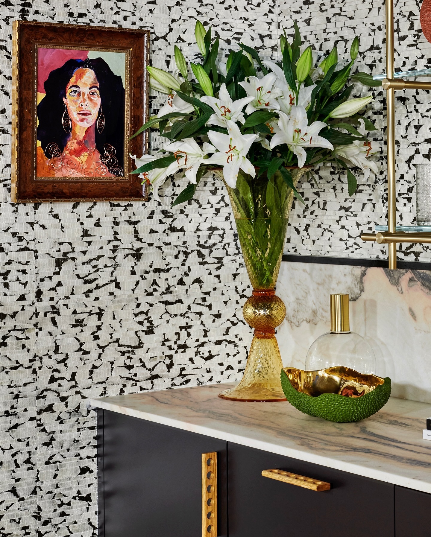 I don’t know what I miss more this morning from @kbshowhouse, @justinablakeney’s self-portrait Knowing or playing with the @neststudiohardware Aperture handles. Strange comparison I know but Knowing was stunning and I am art obsessed, and the Aperture handles were so innovative in style that most people couldn’t help but touch them.
Thank you @artwolfgallery for loaning Knowing! I miss her!
Designed by yours truly and captured by @sans.murs.
#interiordesign #kipsbayshowhouse #artinspiration #hardwaredesign #design #designinterior #designinspo