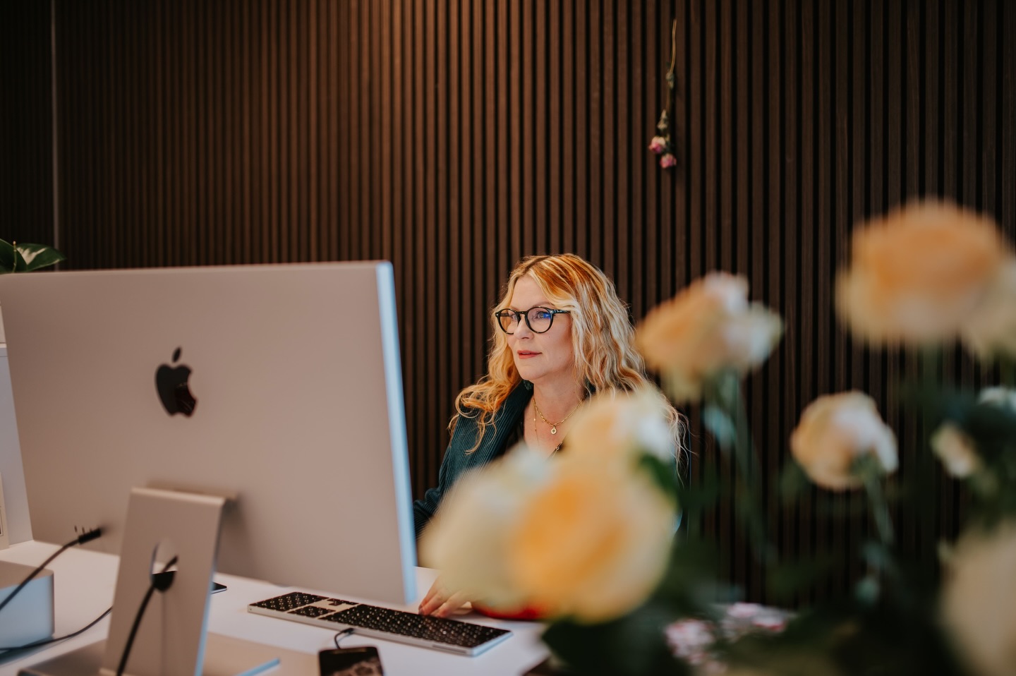Aan alle vrouwen die bouwen, creëren, leiden, zorgen, twijfelen en tóch doorgaan: 🫶
In een wereld die soms harder lijkt te schreeuwen dan te luisteren, zijn vrouwen vaak de stille kracht achter verbinding, zorg en vrede.
Blijf je plek innemen.
Blijf je stem gebruiken.
Blijf bouwen aan een wereld die iets zachter en wijzer is.
Blijf elkaar vooruit helpen 🩵
Happy International Women’s Day!
#internationalevrouwendag #8maartvrouwendag #internationalwomensday
📸 @tumbleweedandfireflies.photo
💄 @by_joycey